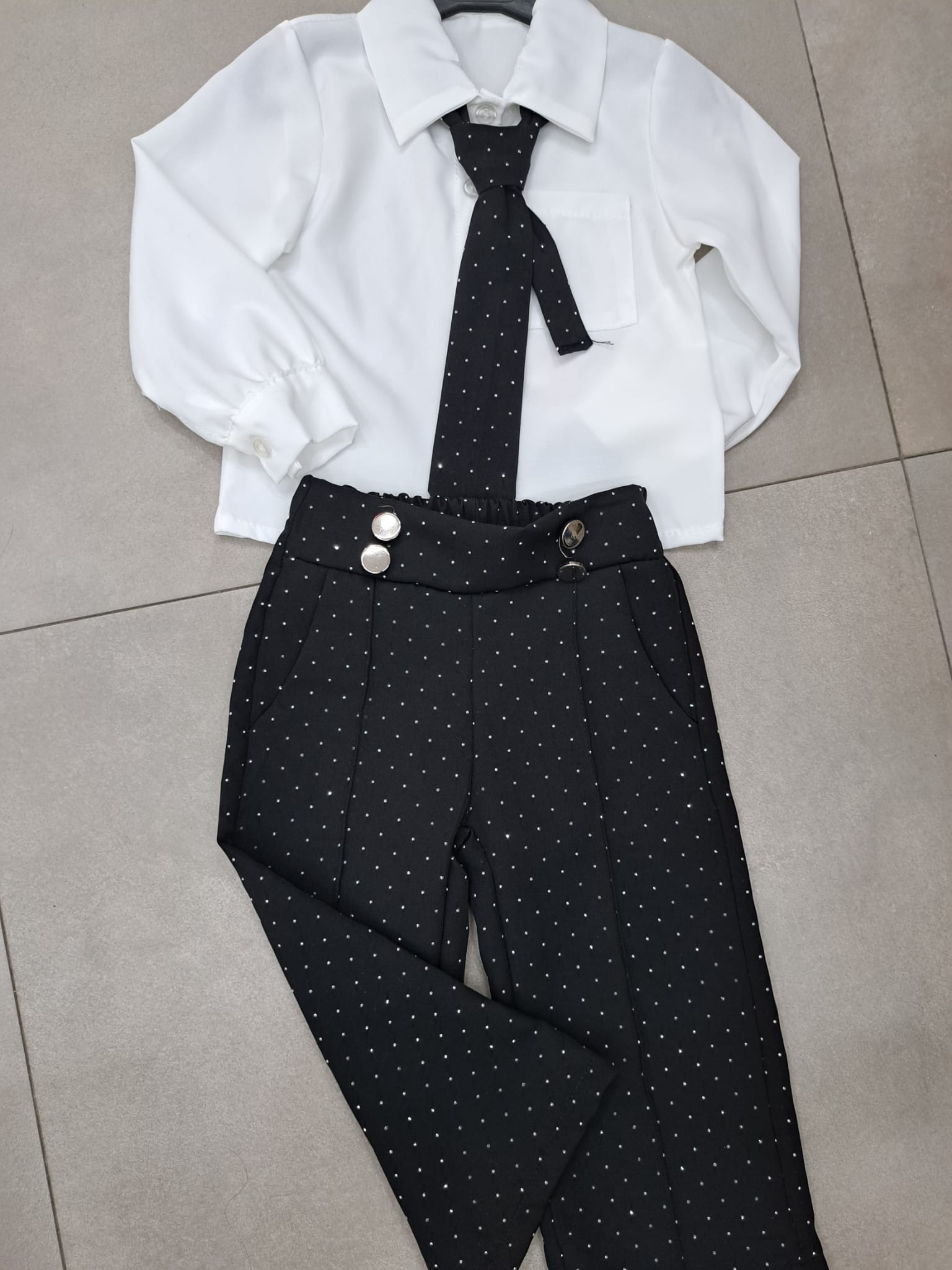Completo camicia con cravatta e pantalone con strass