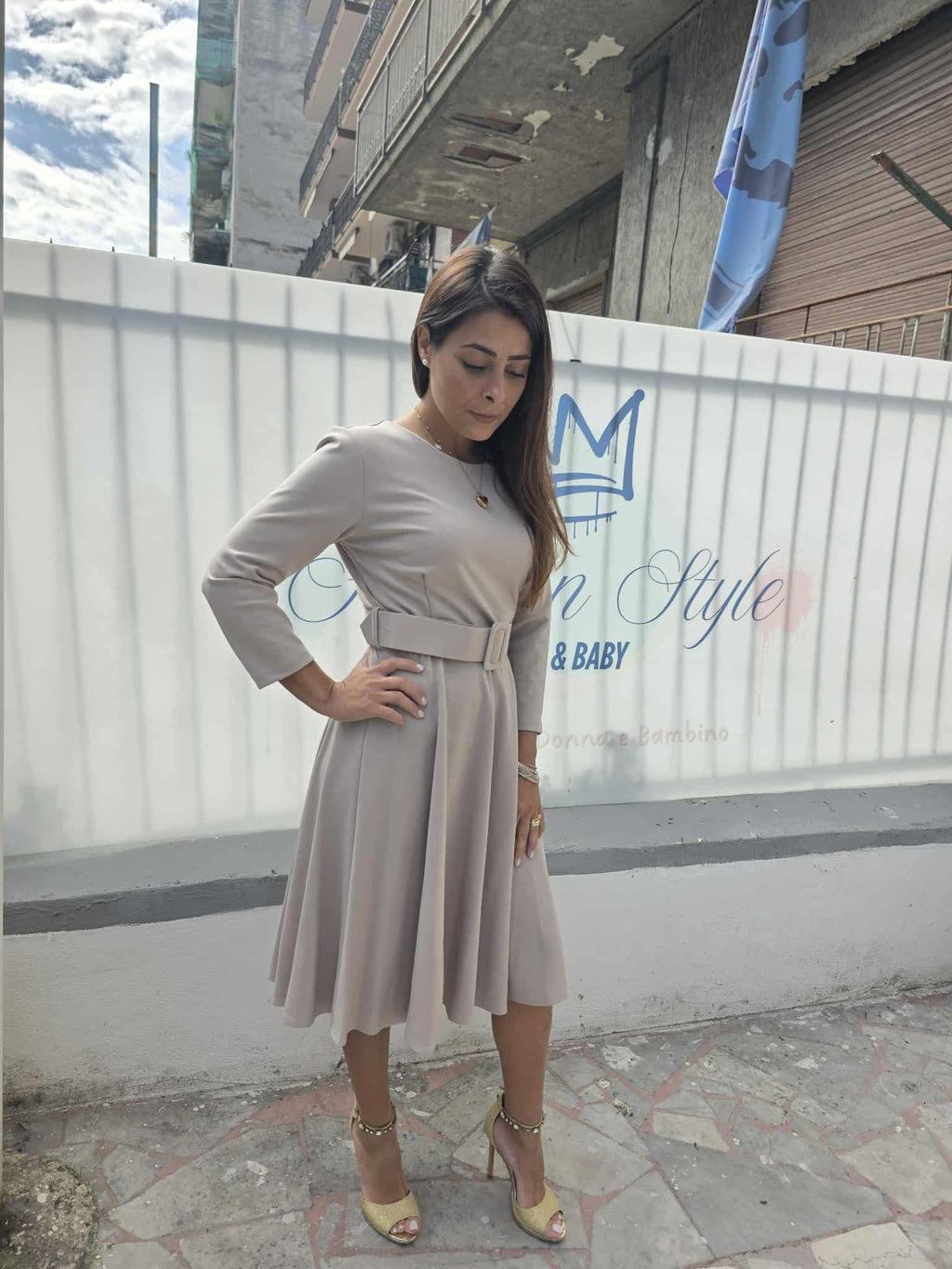 Abito semi lungo con cintura in vita