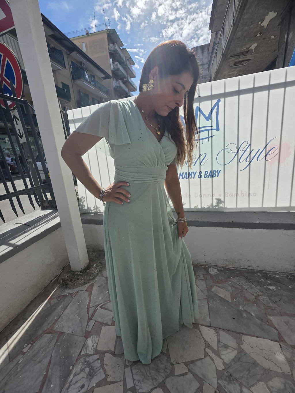 Abito lungo da cerimonia con balze e scollo a v laminato