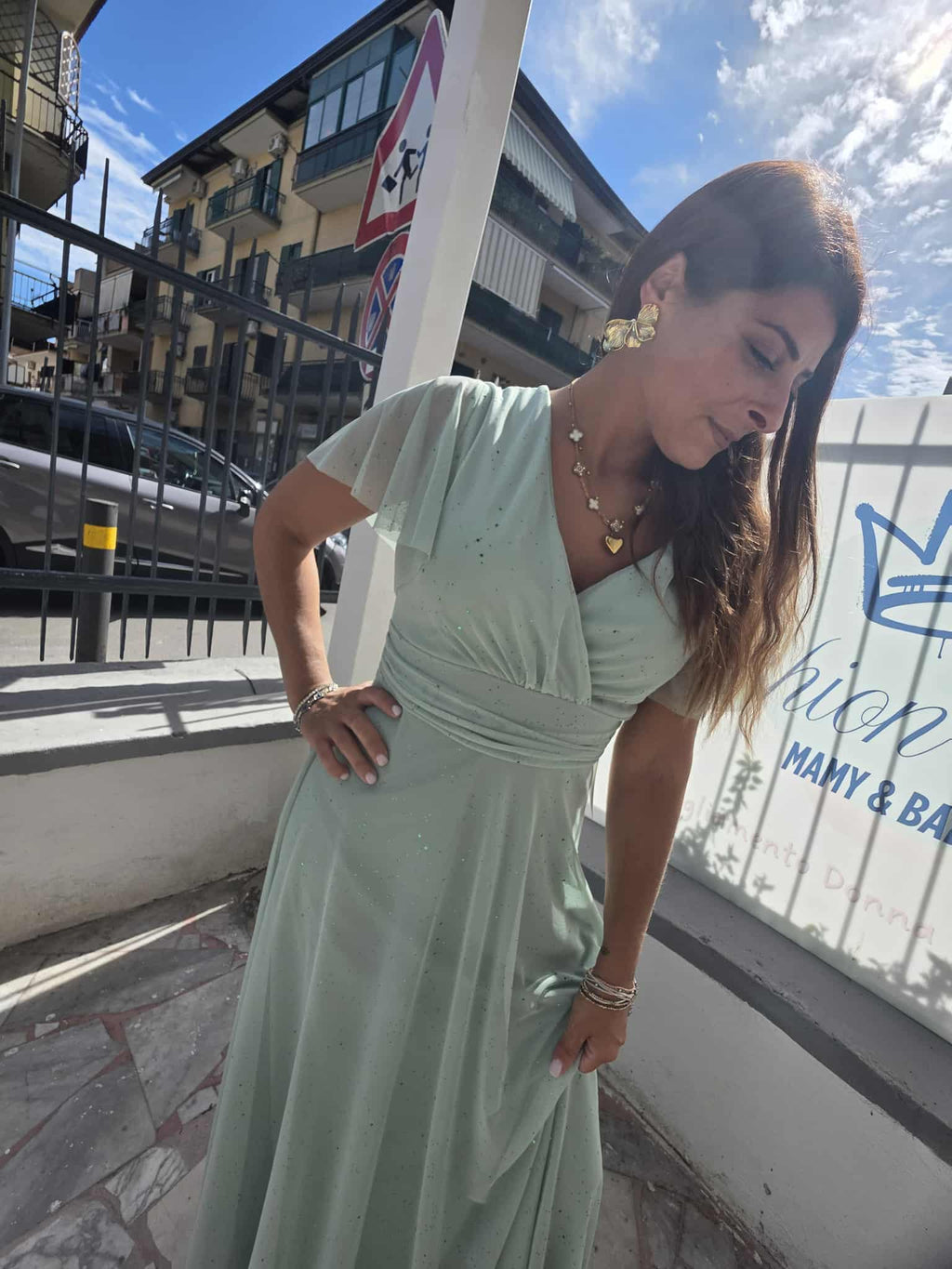 Abito lungo da cerimonia con balze e scollo a v laminato