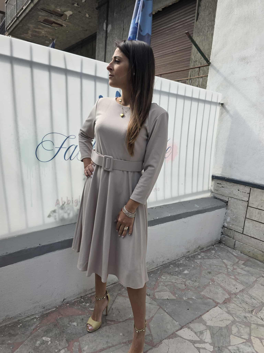 Abito semi lungo con cintura in vita