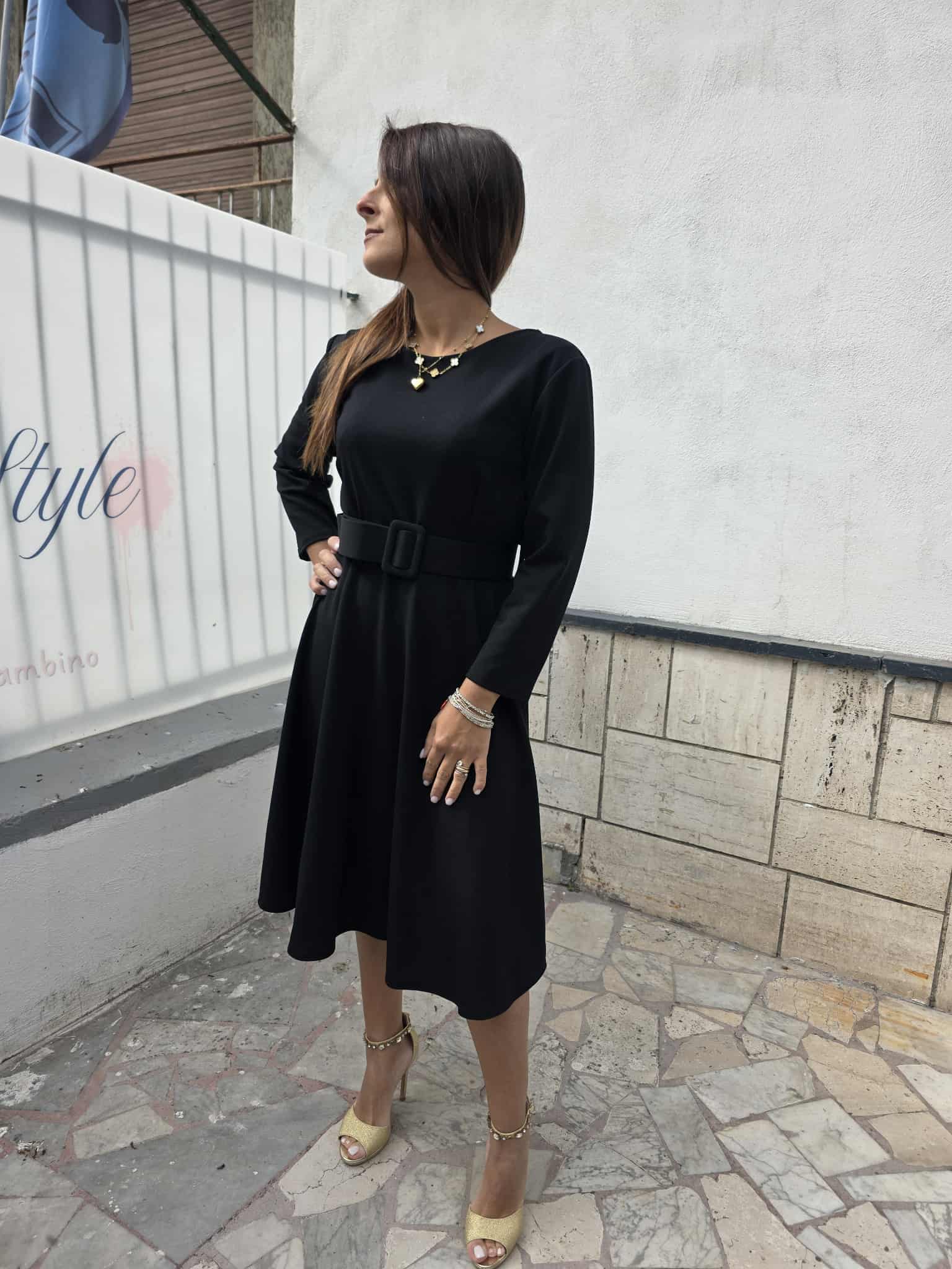 Abito semi lungo con cintura in vita