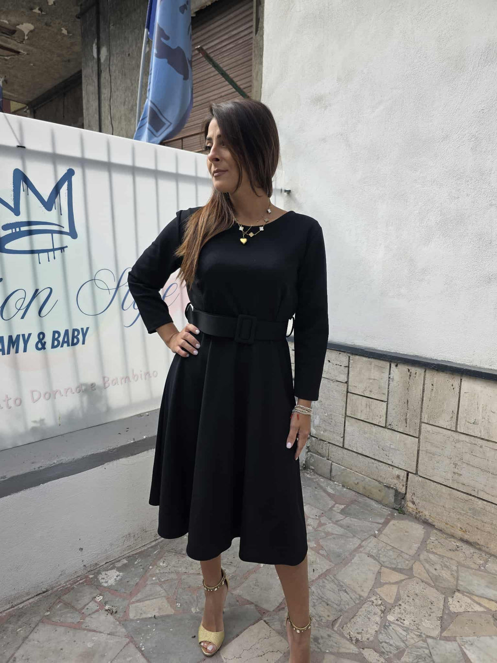 Abito semi lungo con cintura in vita