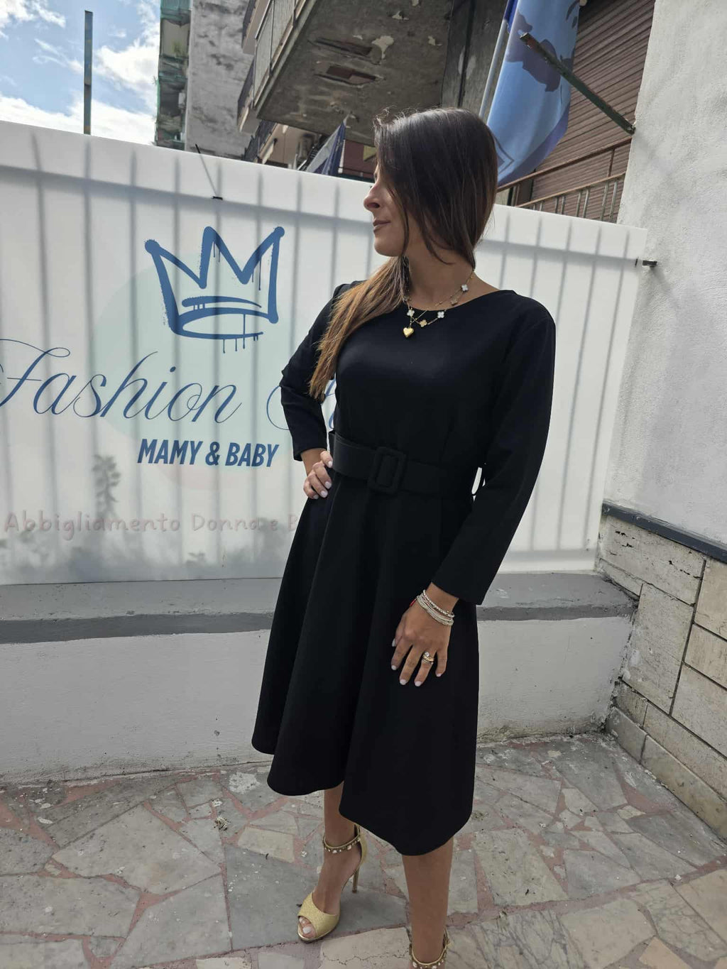 Abito semi lungo con cintura in vita