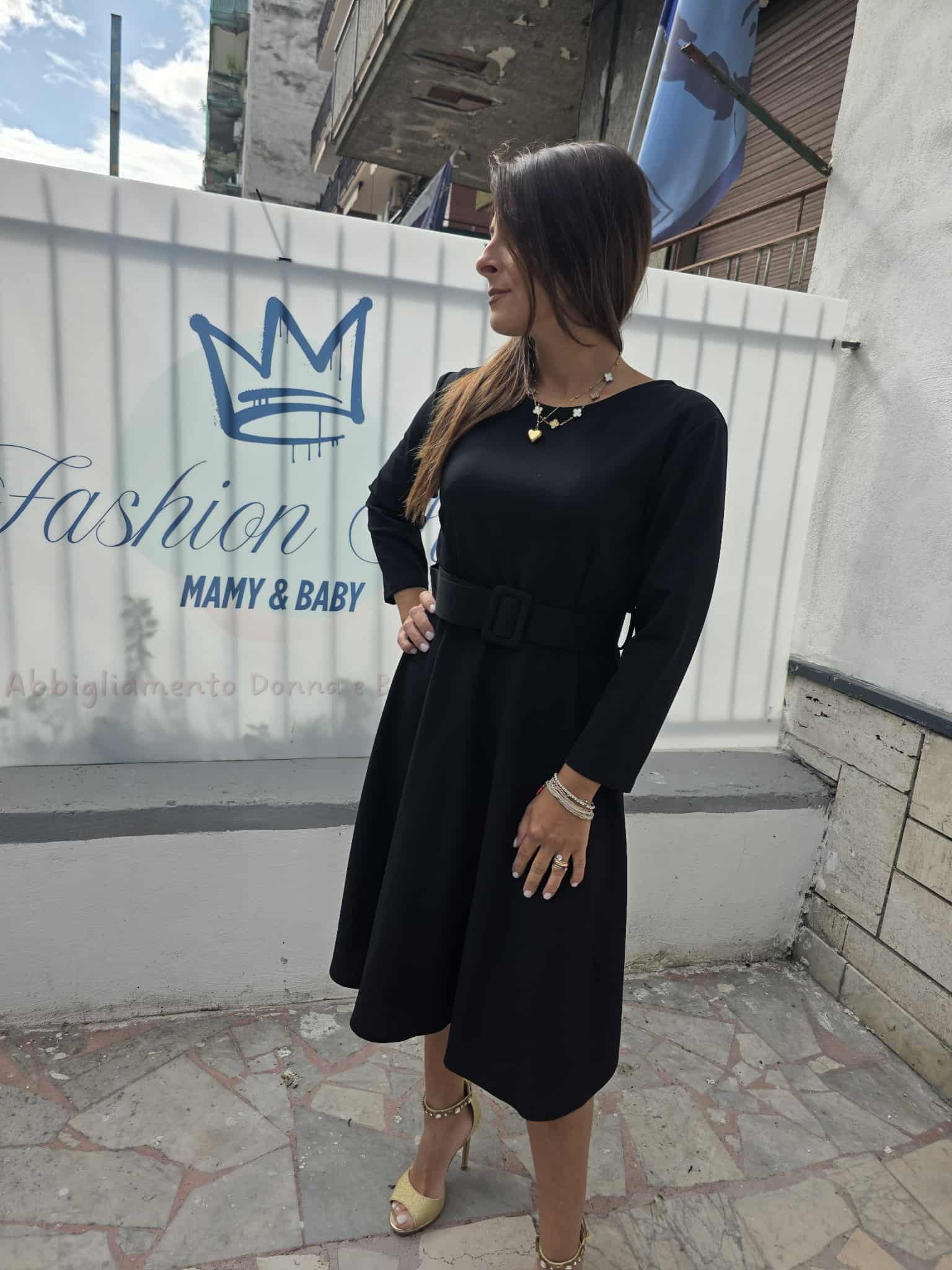 Abito semi lungo con cintura in vita