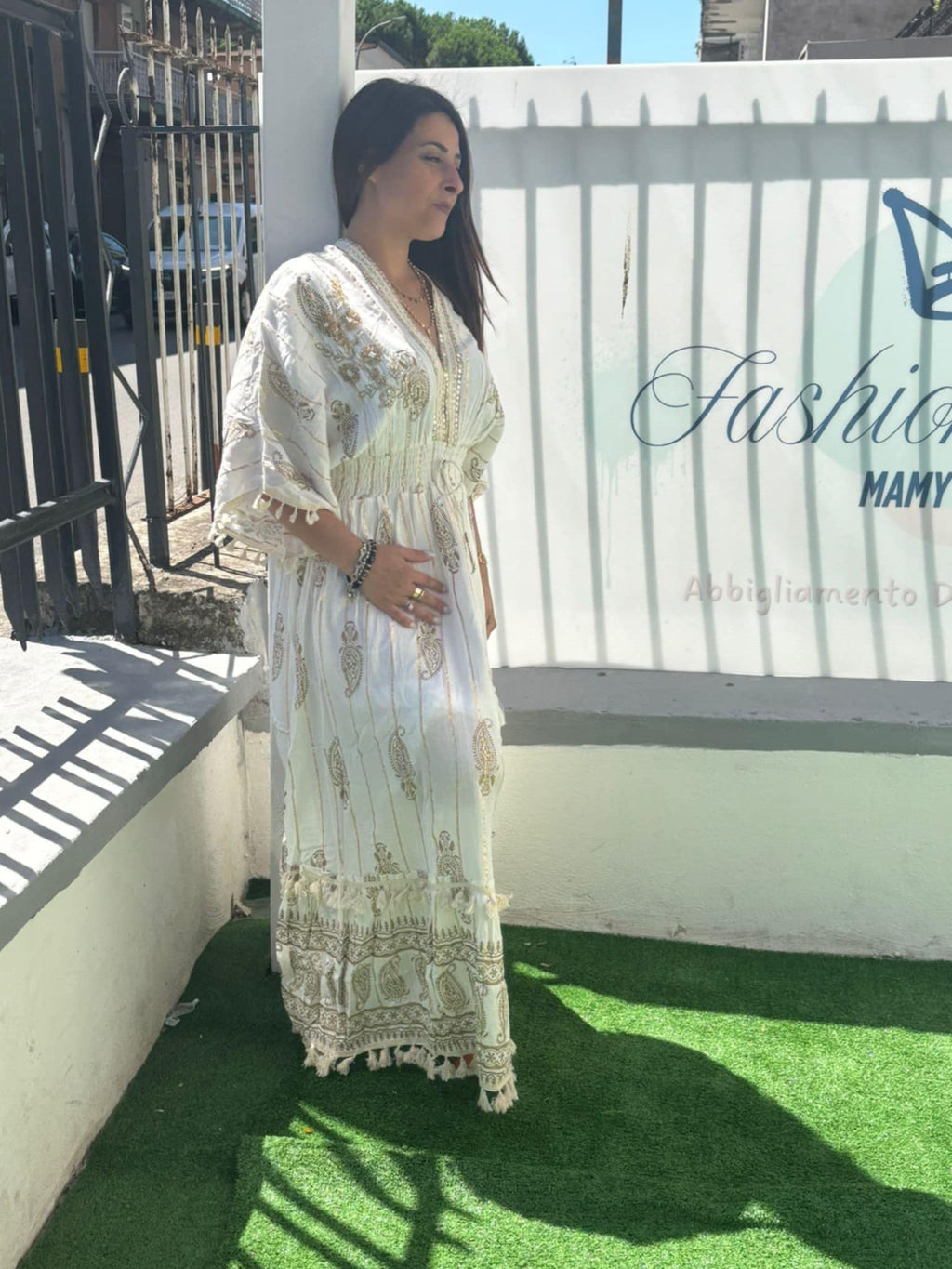 Abito lungo ricamato con scollo a v