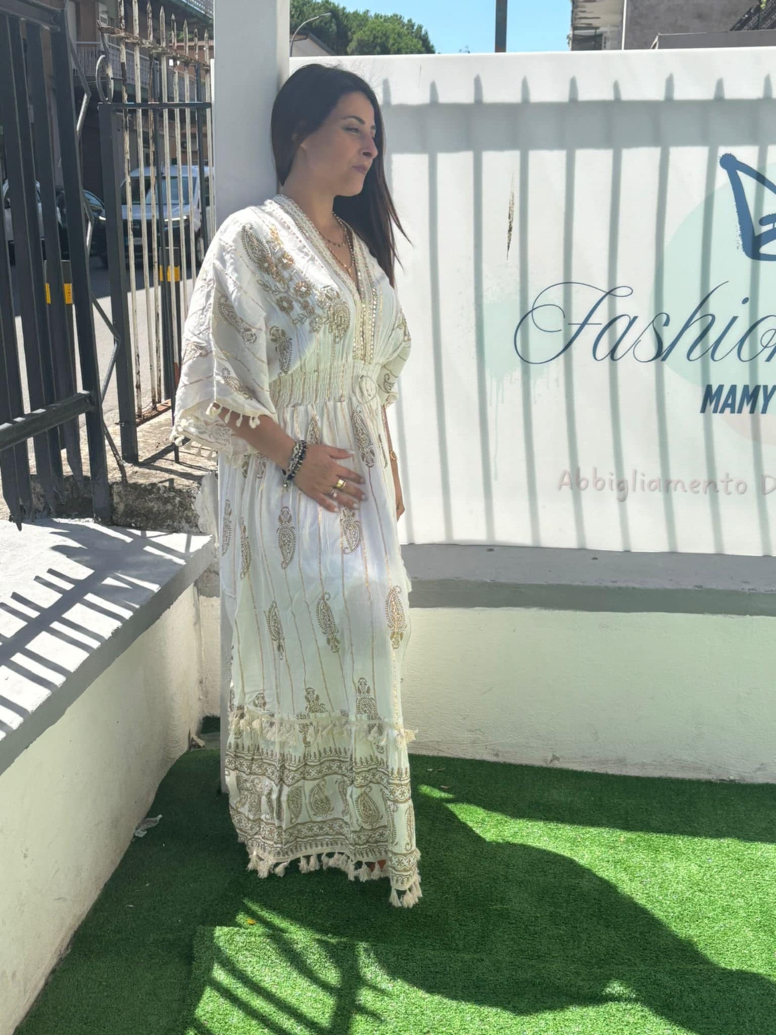 Abito lungo ricamato con scollo a v