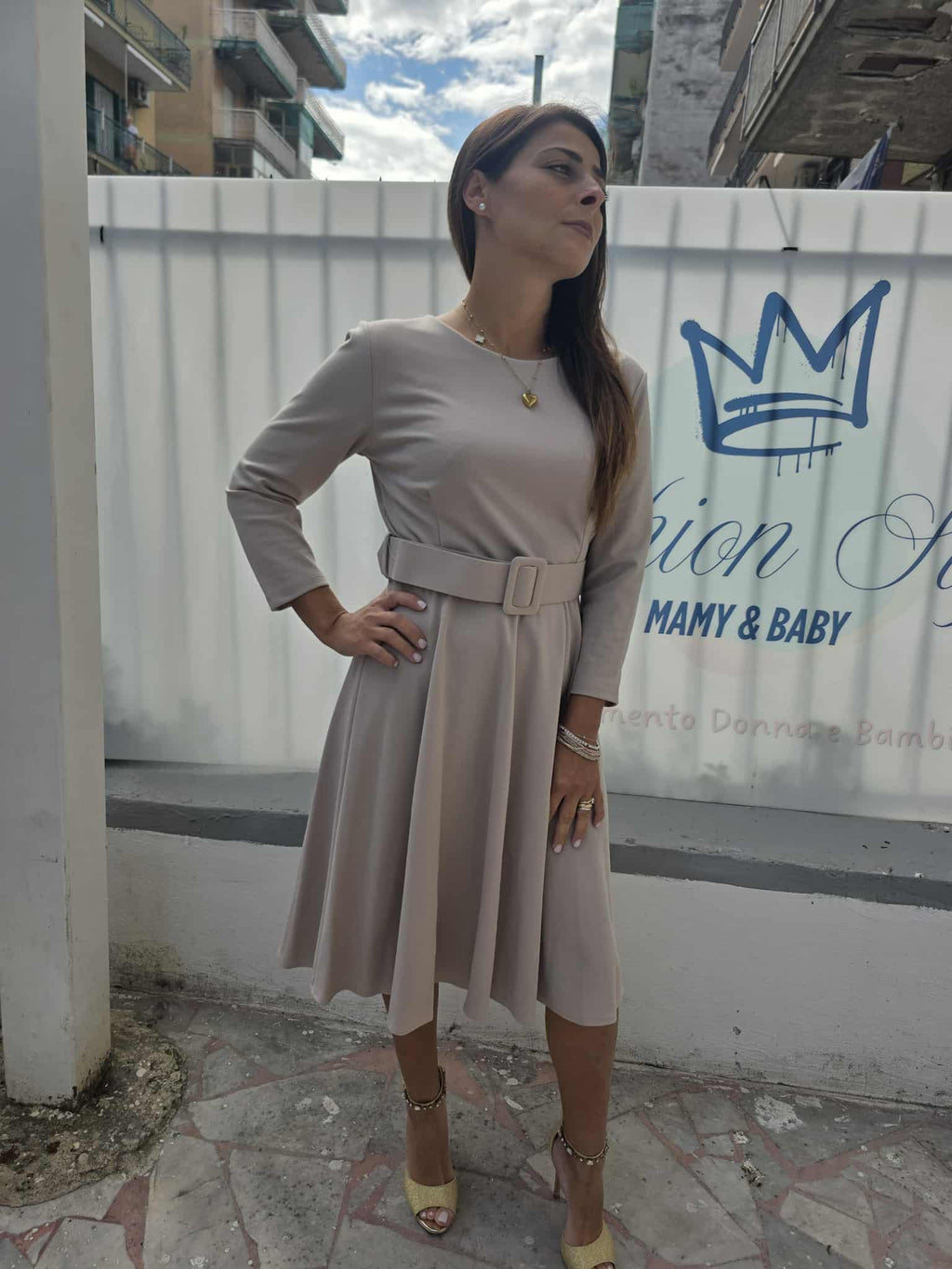 Abito semi lungo con cintura in vita