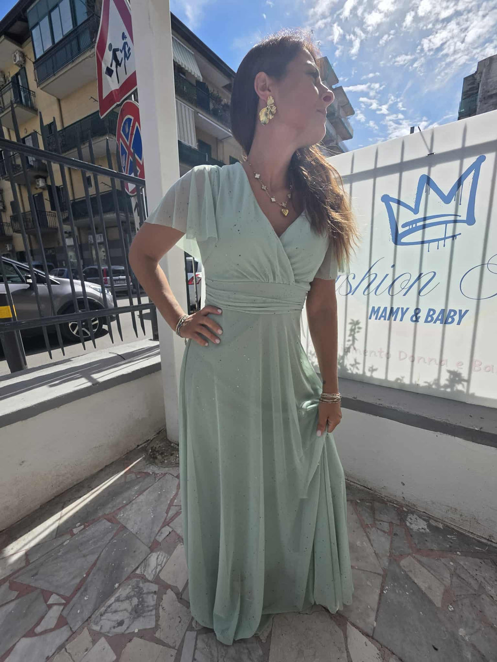 Abito lungo da cerimonia con balze e scollo a v laminato