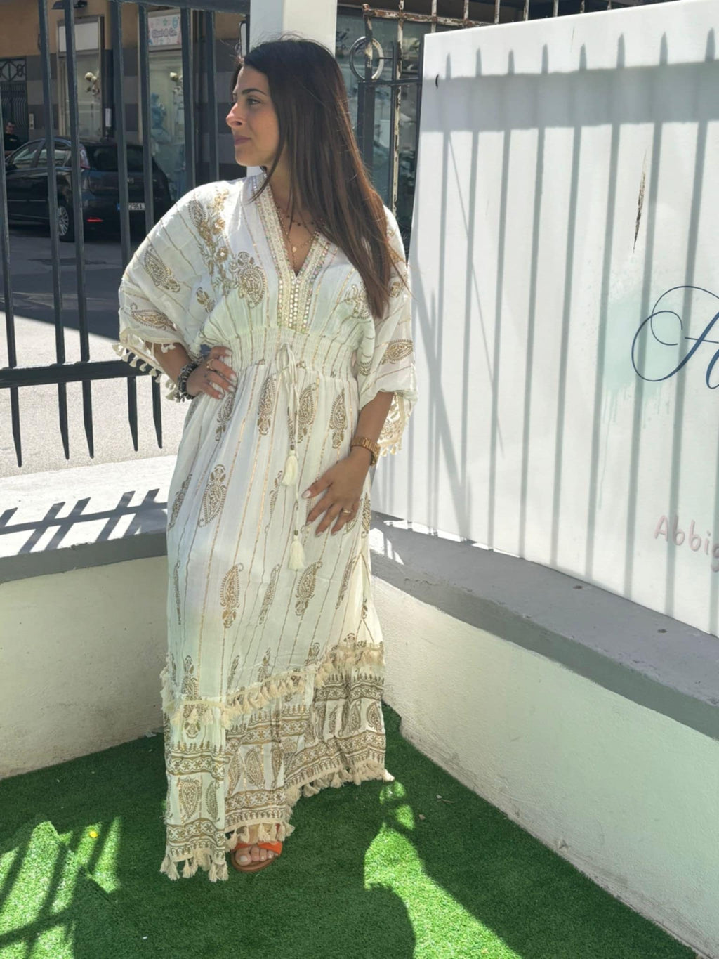 Abito lungo ricamato con scollo a v