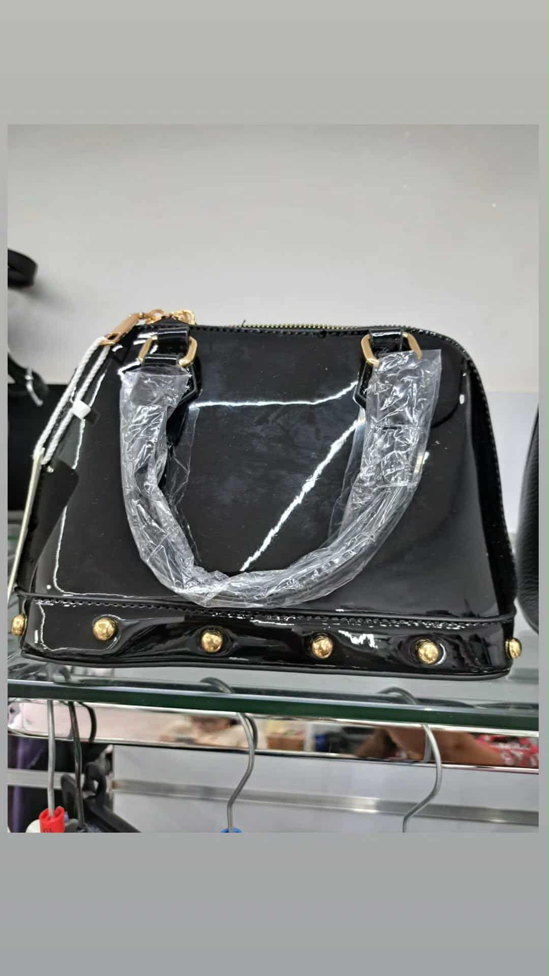 Borsa ovale lucida con borchie