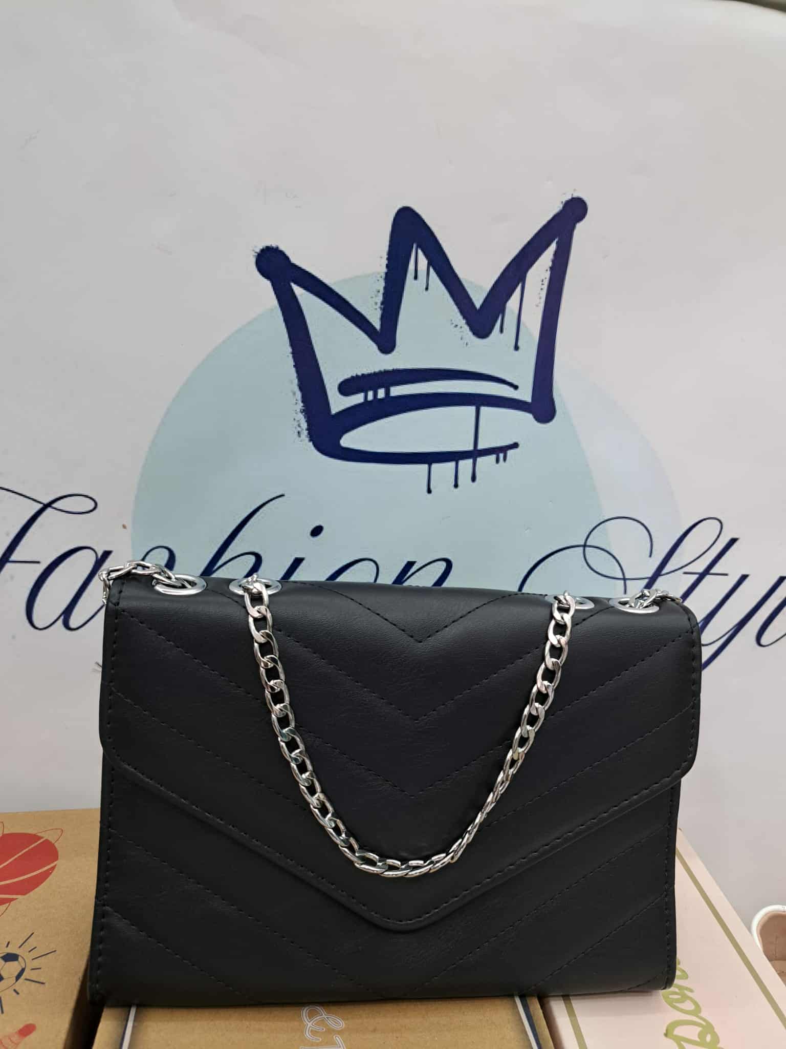 Borsetta con patta con strisce diagonali