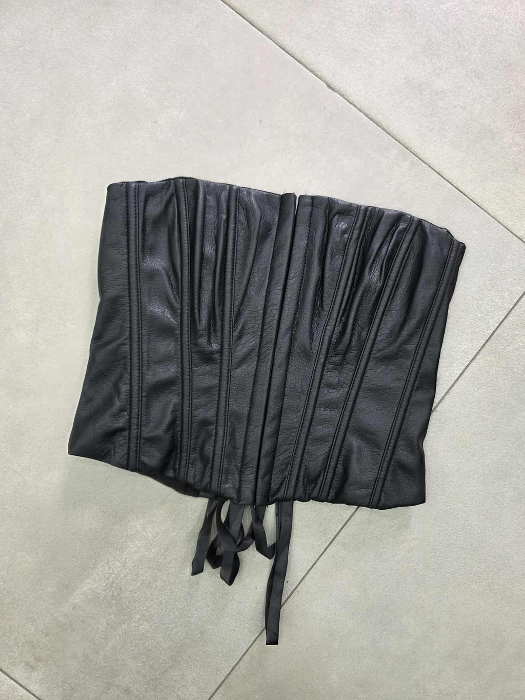 bustino ecopelle con chiusura a ganci