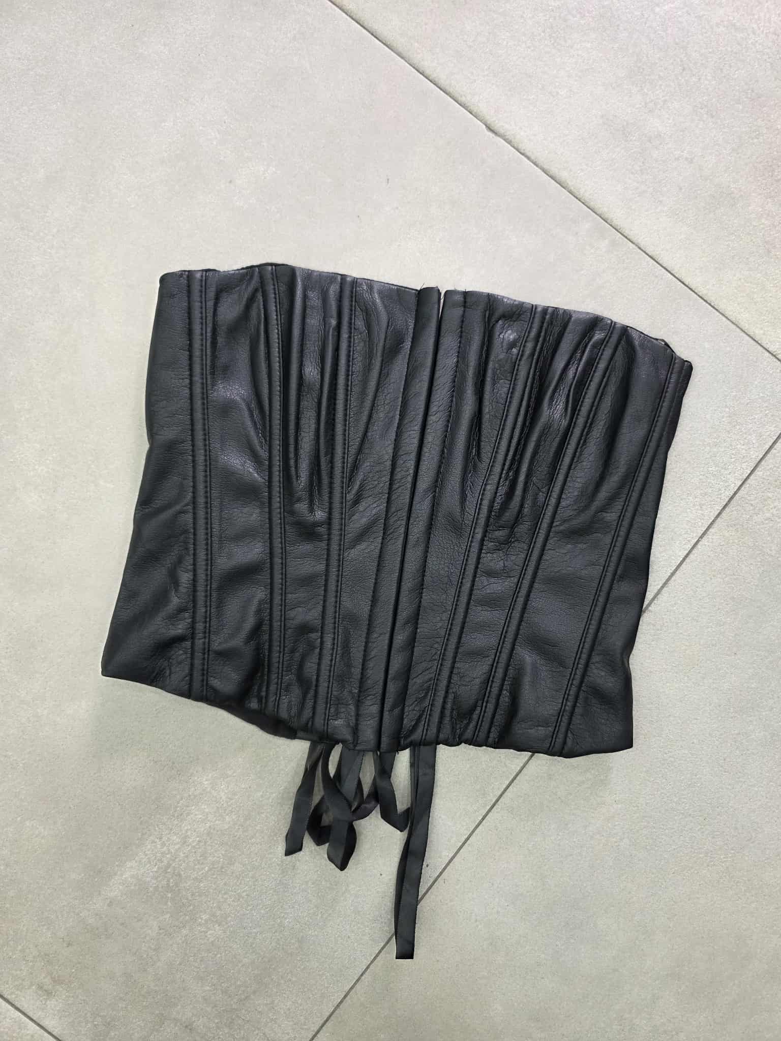 bustino ecopelle con chiusura a ganci