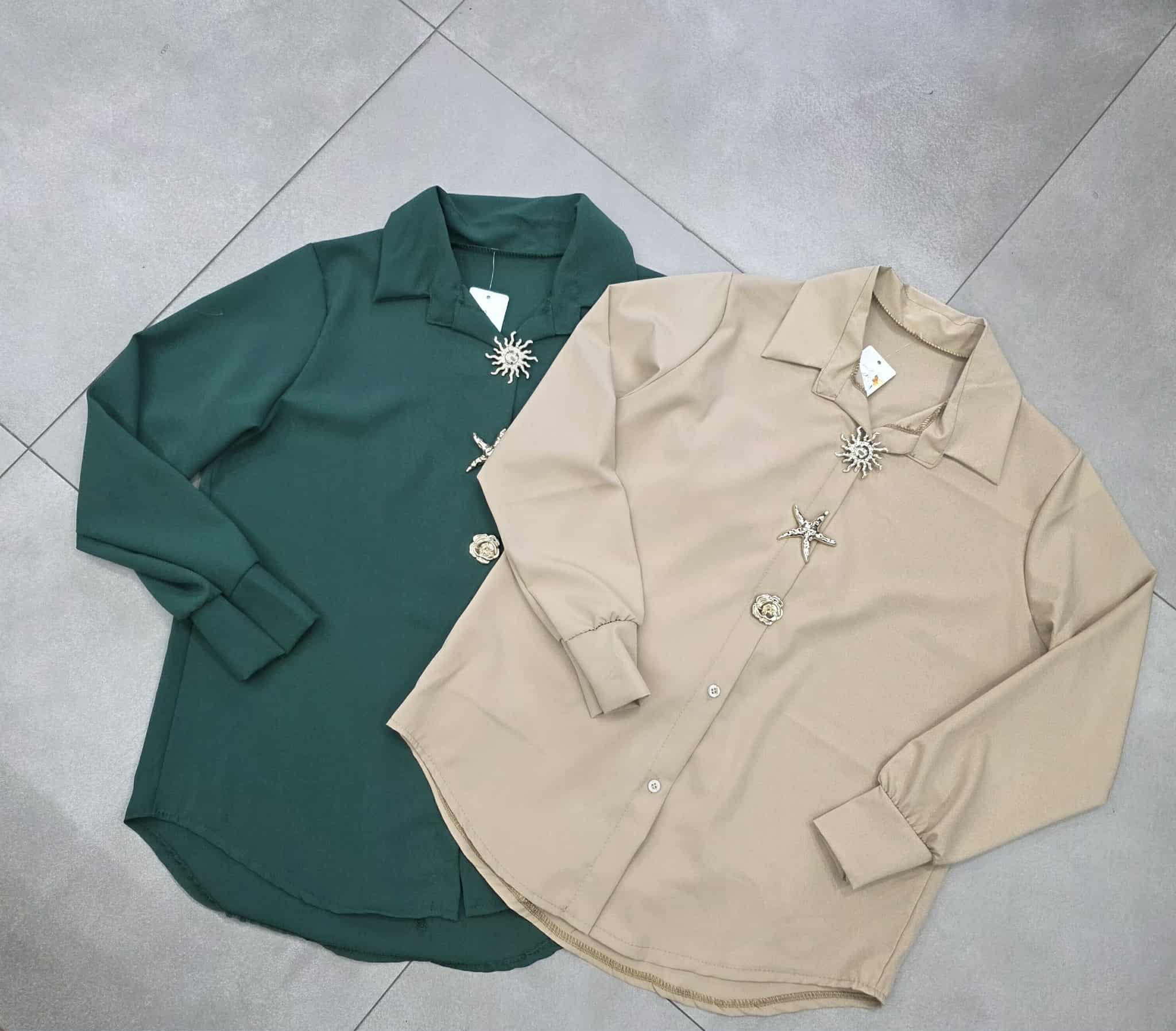 camicia con spille in oro