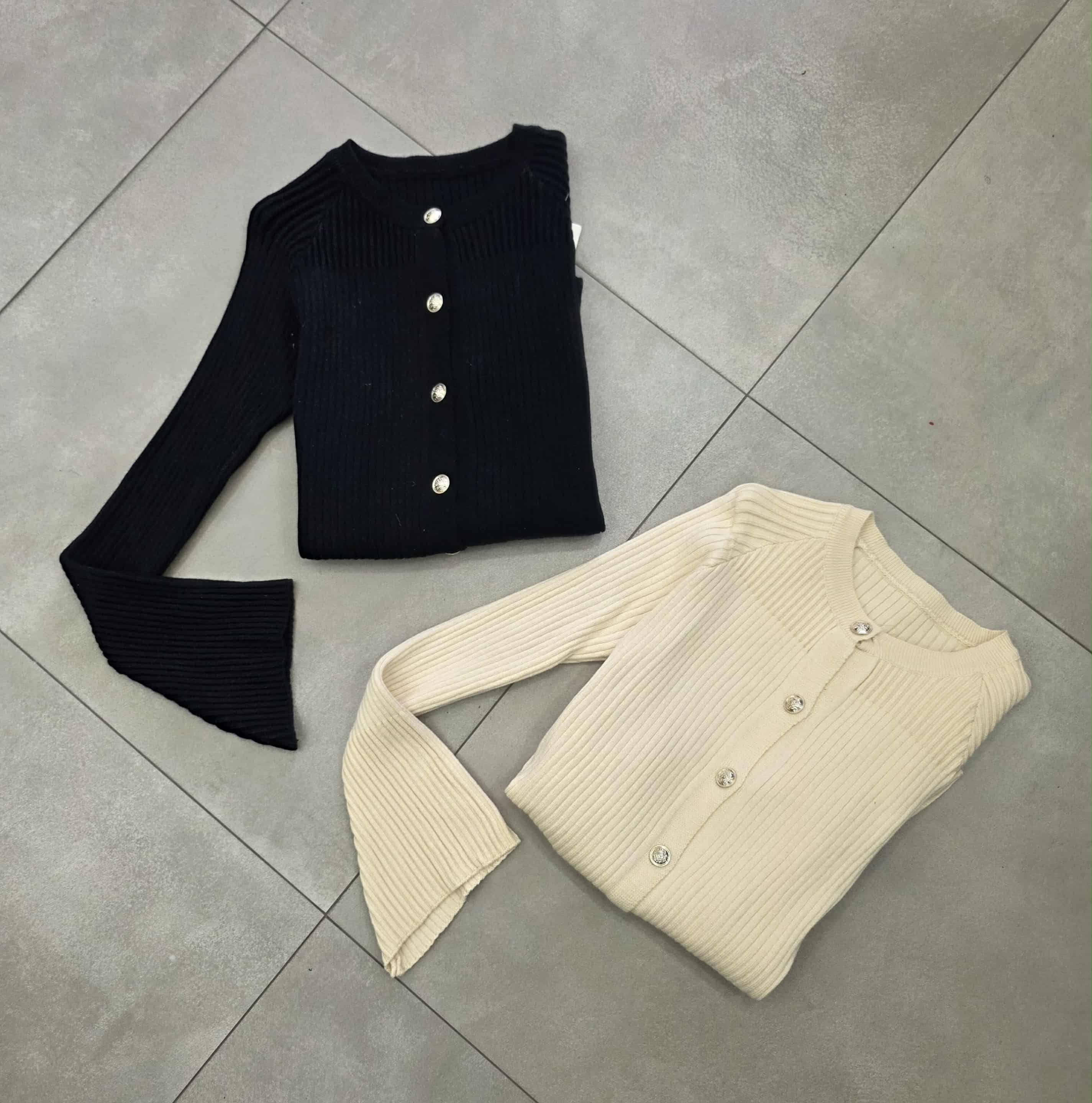 Cardigan in lana con bottoni oro