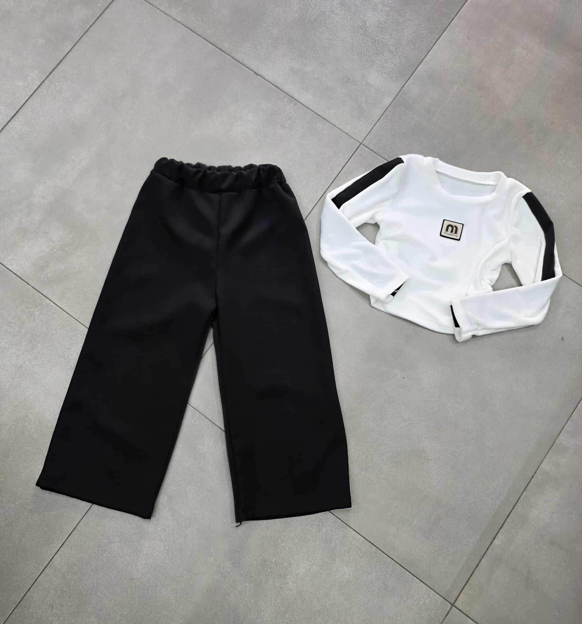 Completo maglia arricciata e pantalone a palazzo