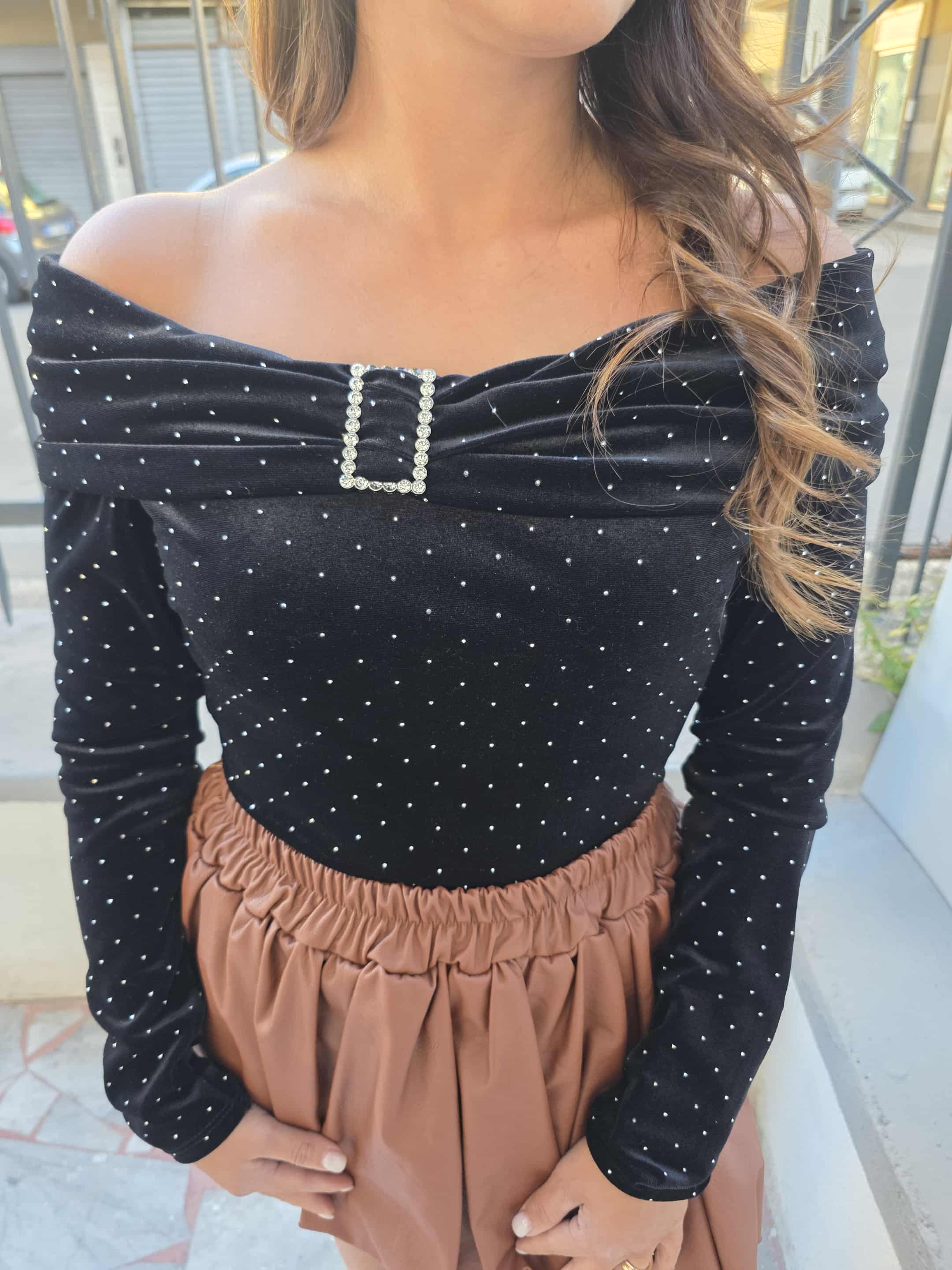 Maglia in ciniglia scollo a barca con strass