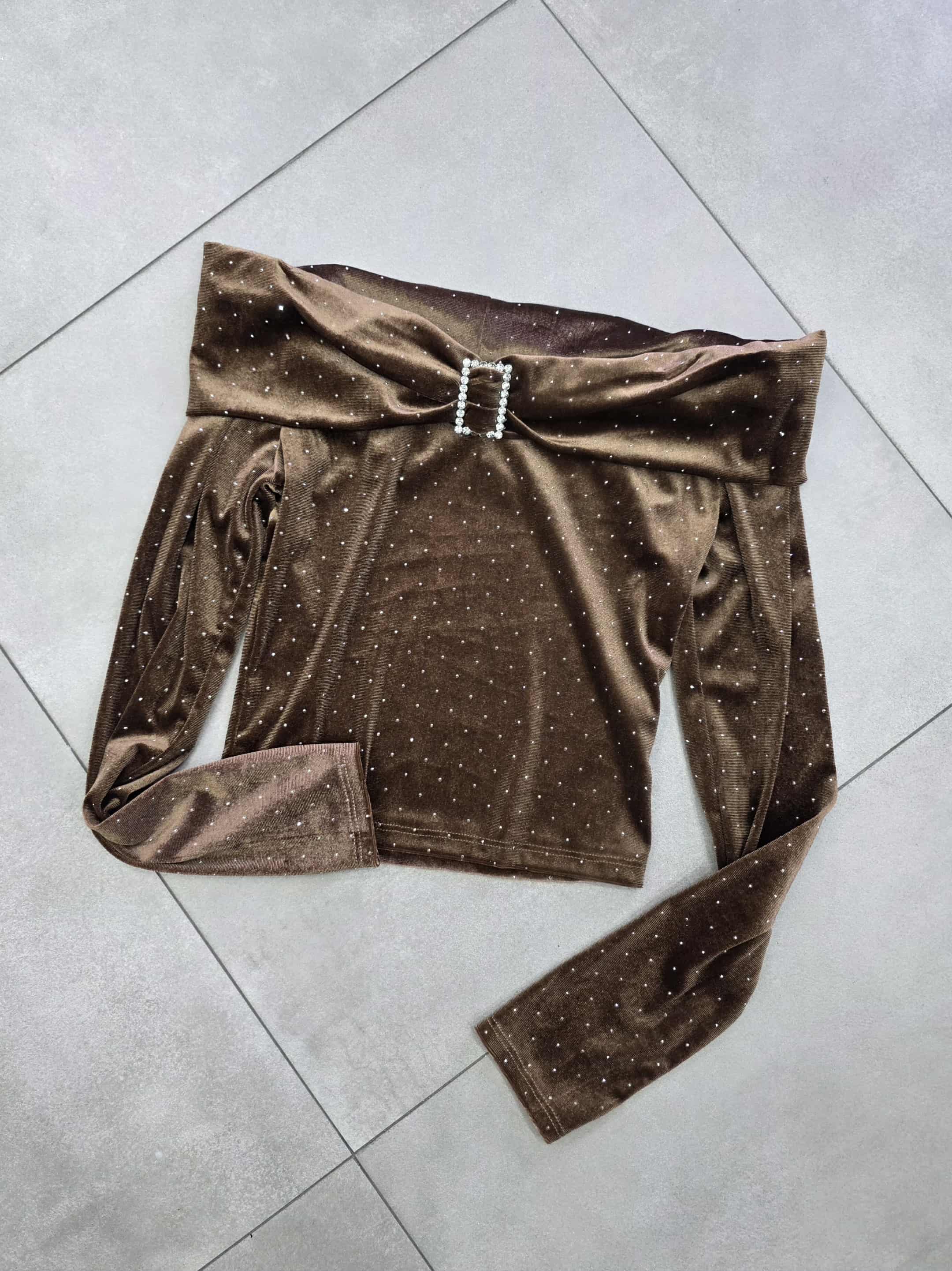 Maglia in ciniglia scollo a barca con strass