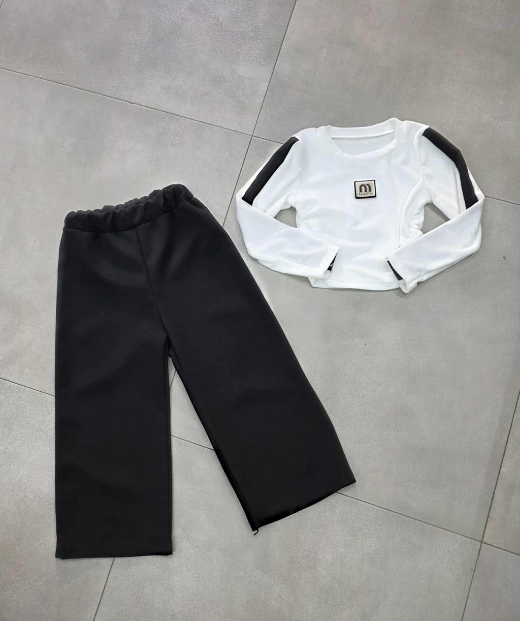 Completo maglia arricciata e pantalone a palazzo