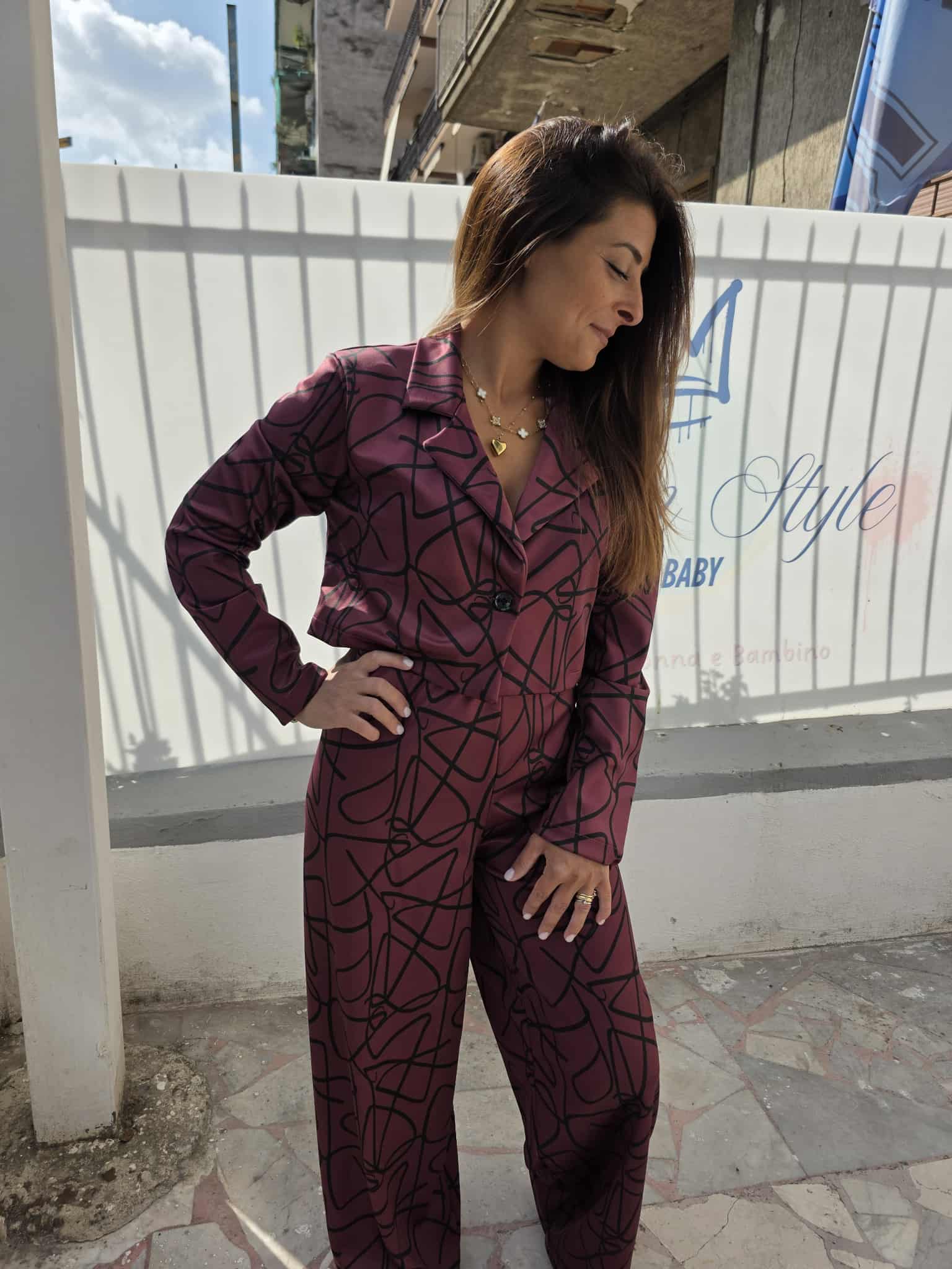 Tailleur due pezzi fantasia astratta