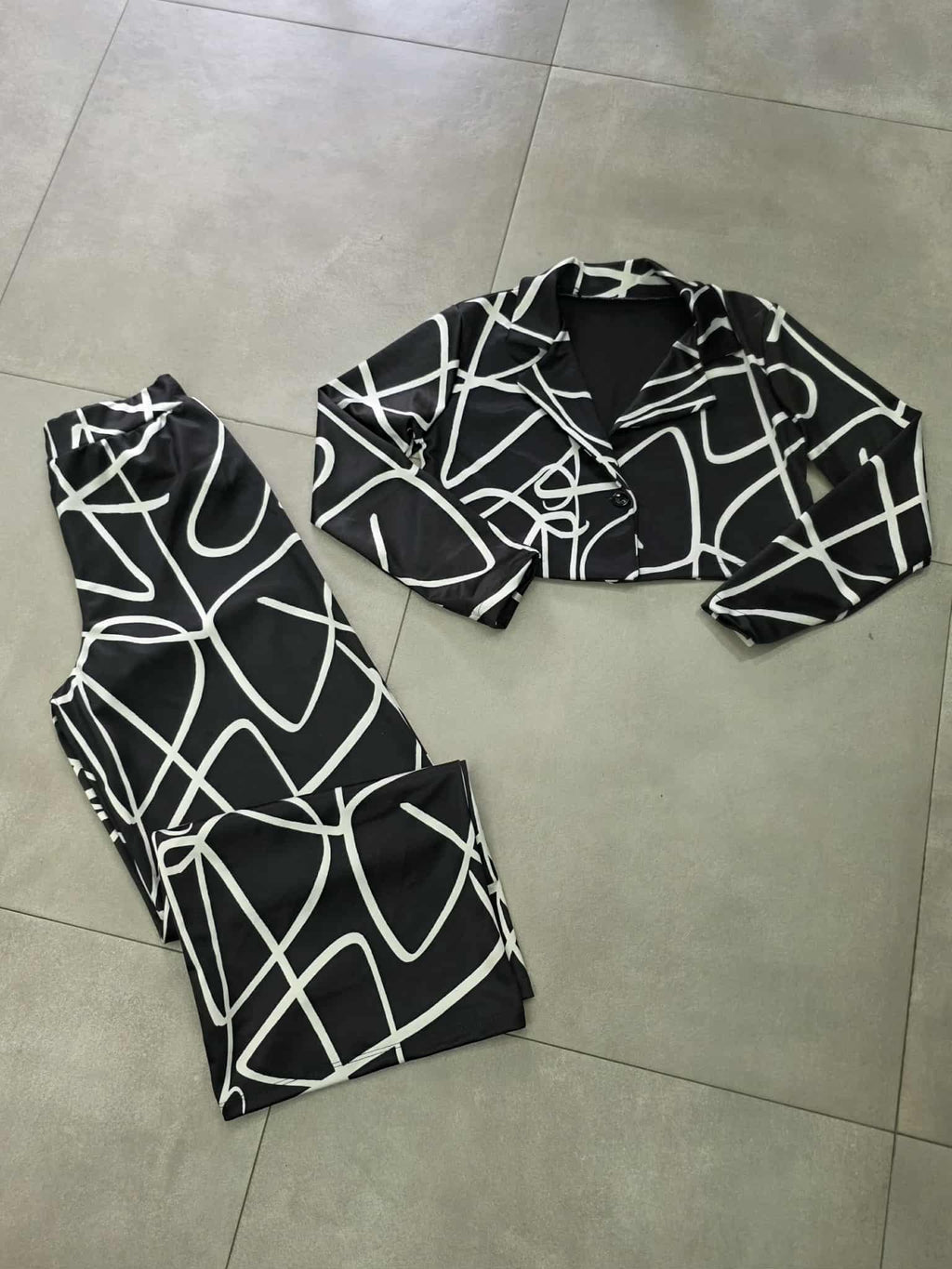 Tailleur due pezzi fantasia astratta