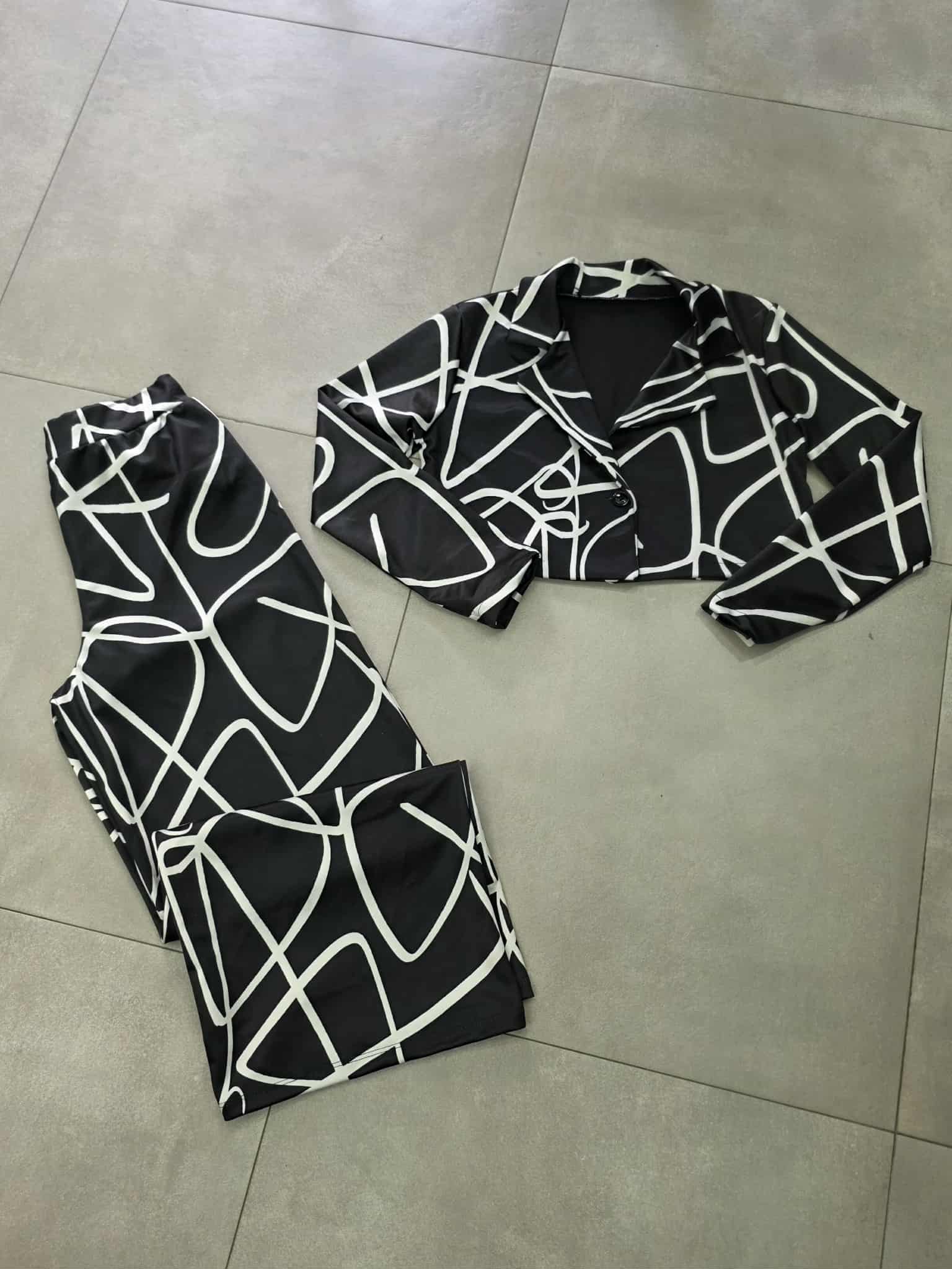 Tailleur due pezzi fantasia astratta