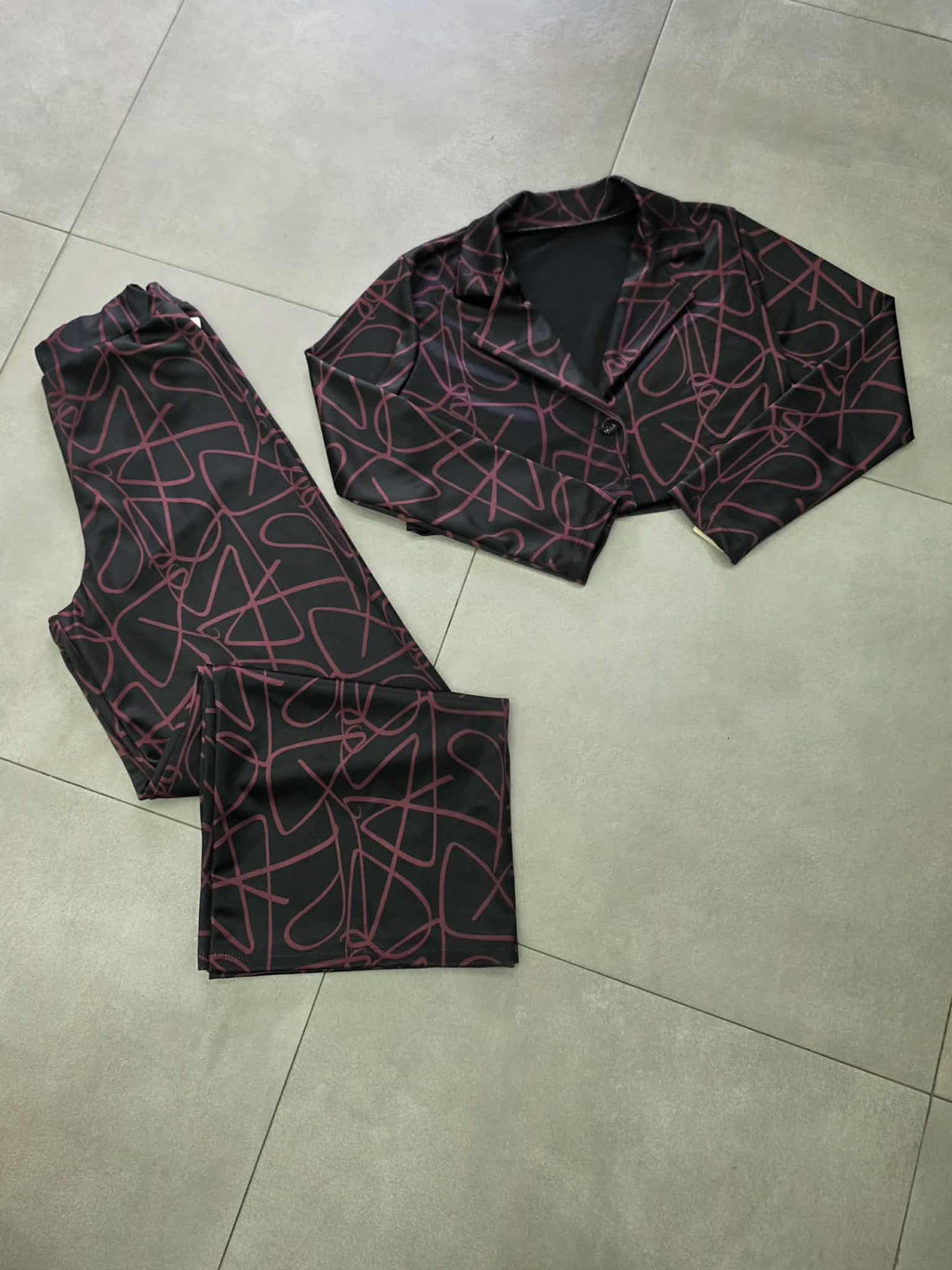 Tailleur due pezzi fantasia astratta