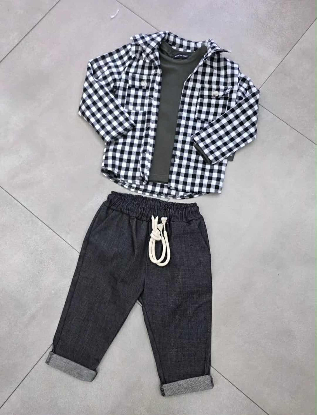 Completo 3 pezzi camicia quadri jeans e maglia