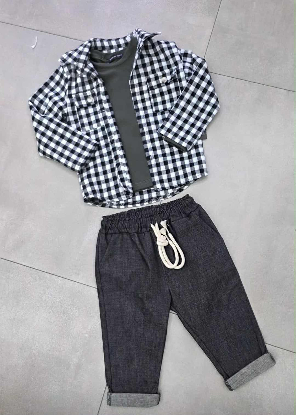 Completo 3 pezzi camicia quadri jeans e maglia