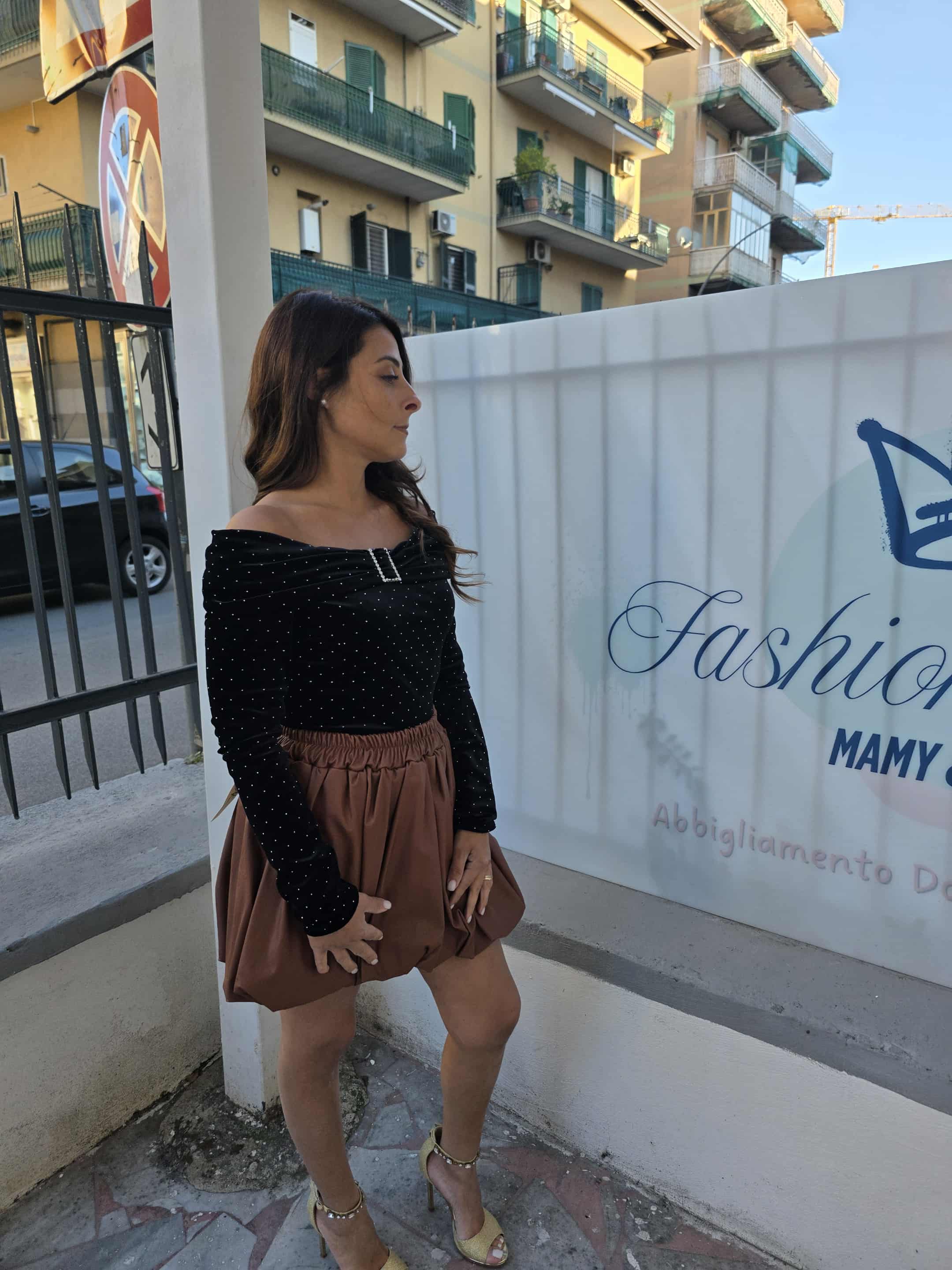 Maglia in ciniglia scollo a barca con strass