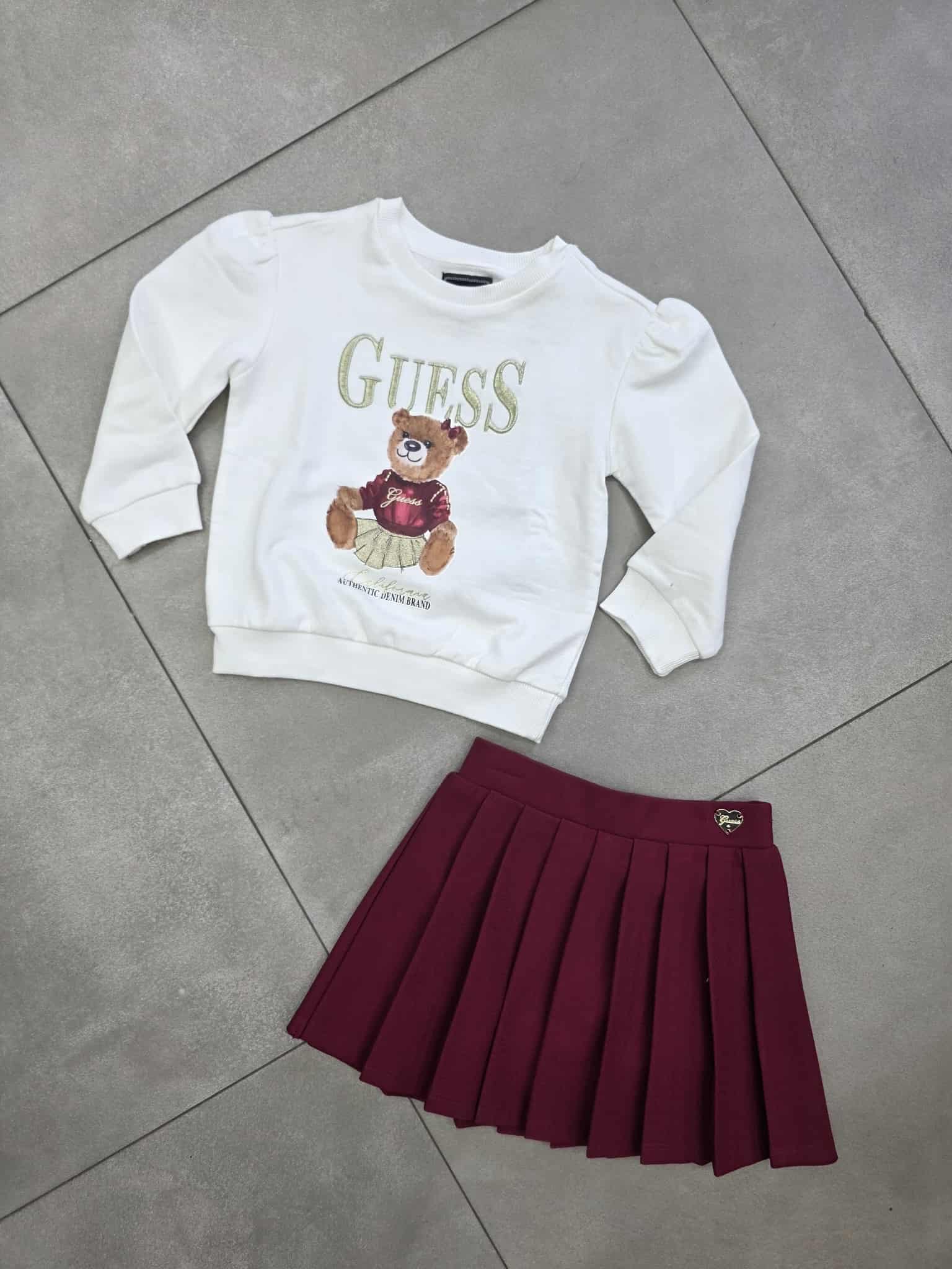 Completo guess felpa con stampa teddy e gonna plissetata
