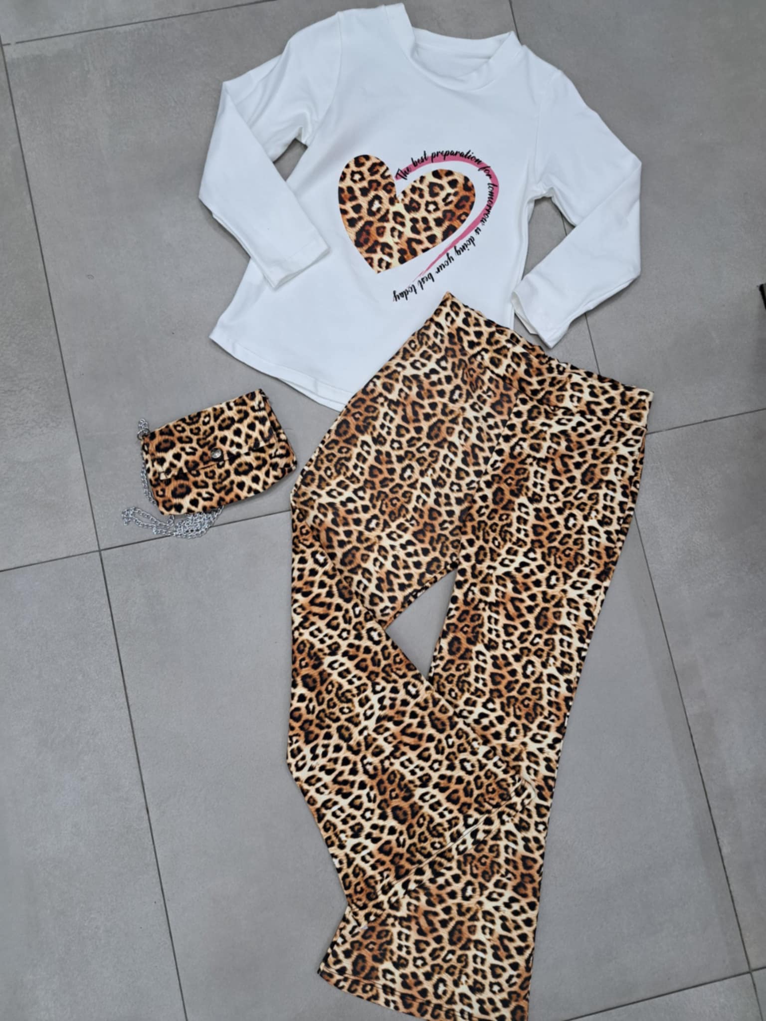 Completo due pezzi maglia pantalone a zampa e borsetta fantasia leopardata