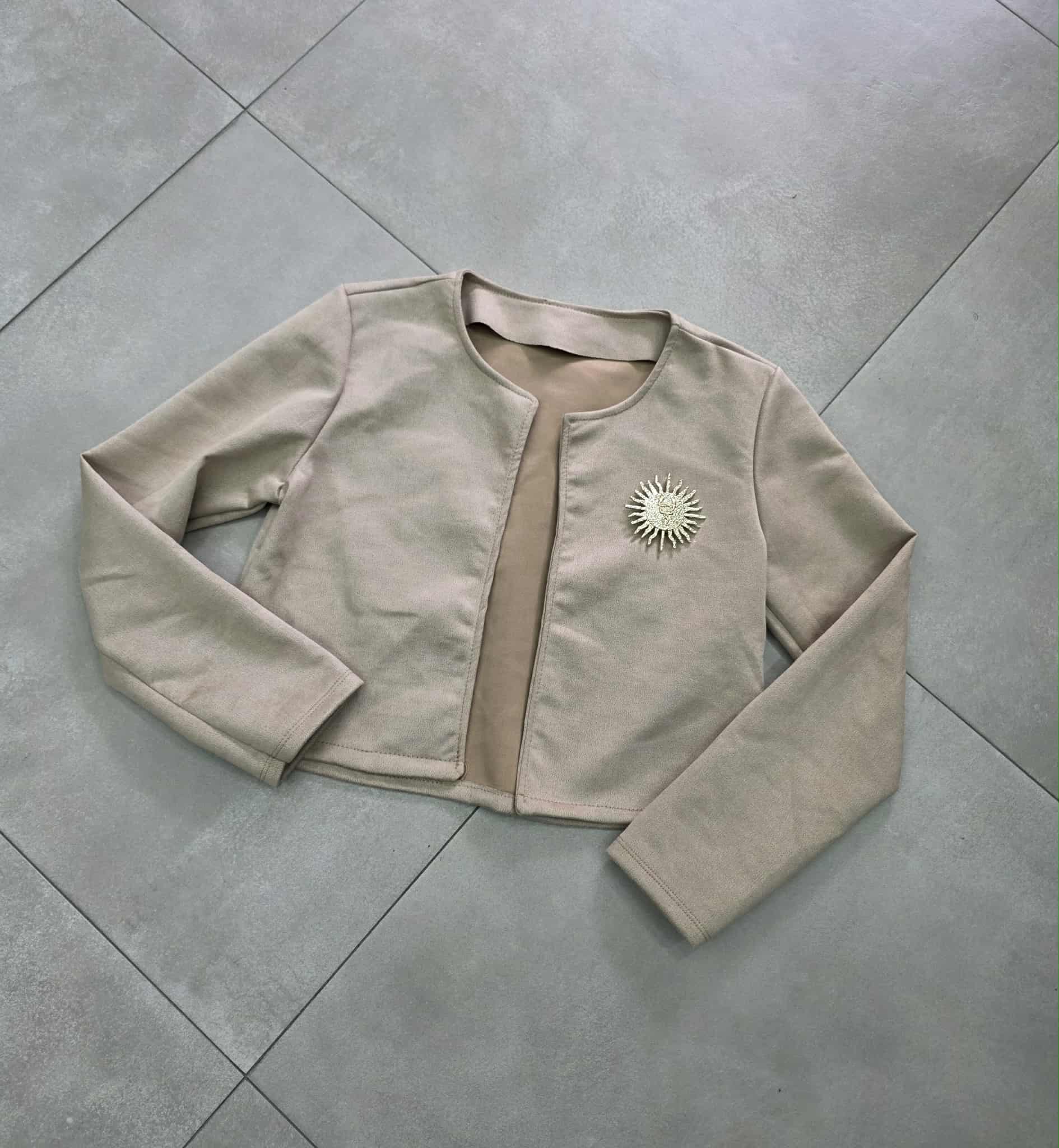 giacca aperta in camoscio con spilla sole