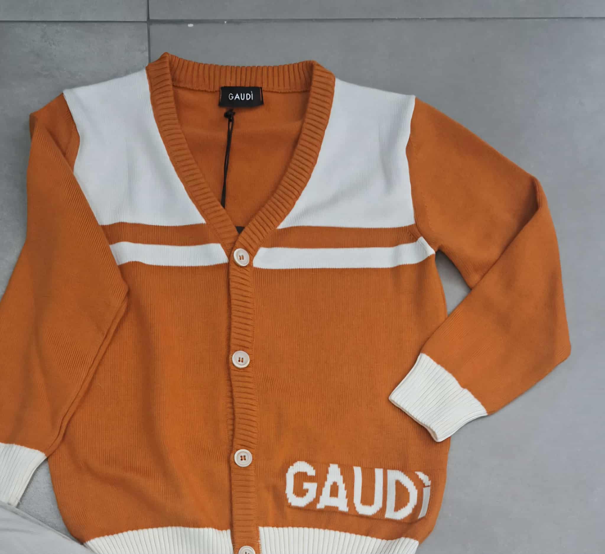 Golfino con bottoni gaudi