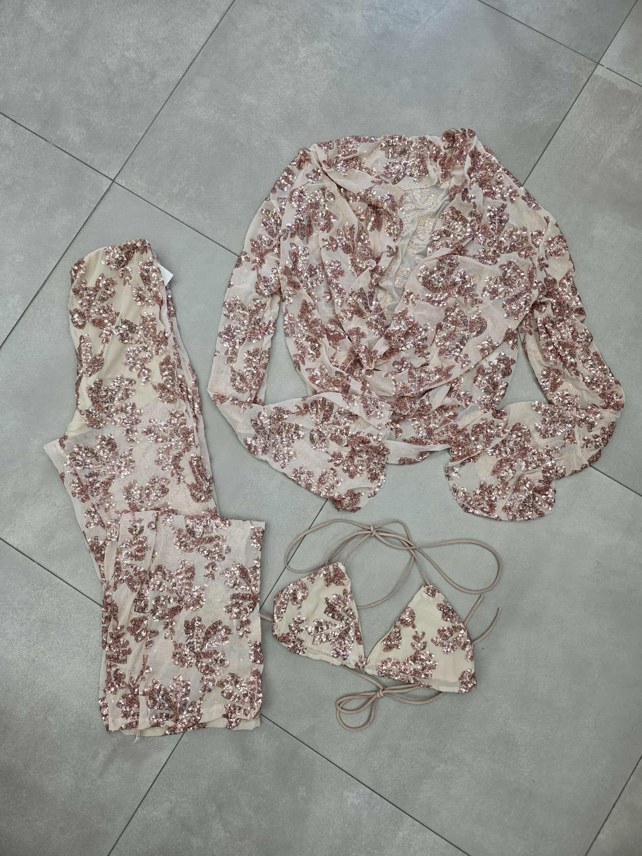 Completo 3 pezzi con scollo profondo e paillettes