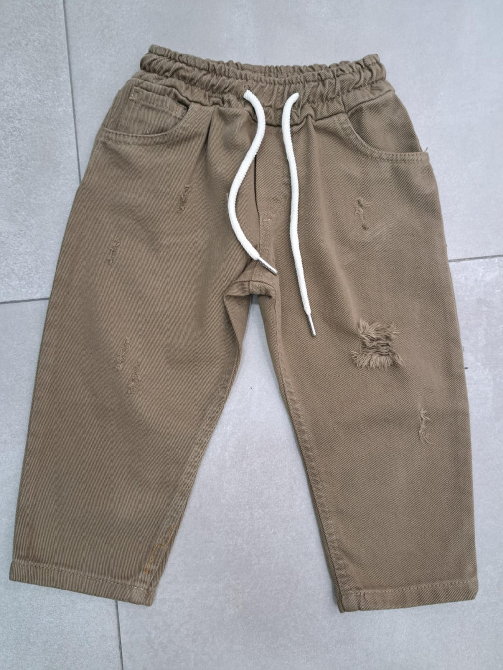 Jeans mod over con piccoli strappi