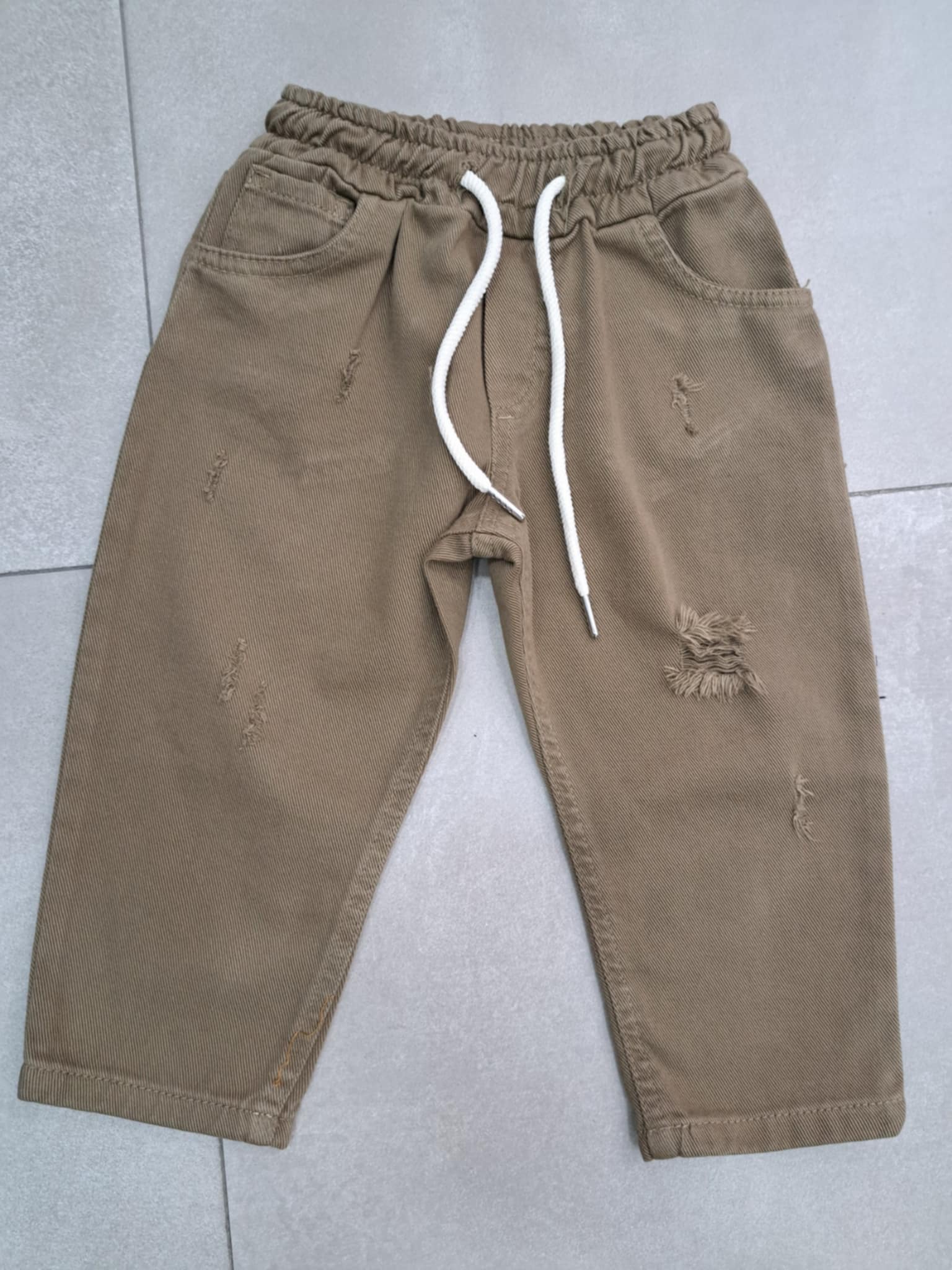 Jeans mod over con piccoli strappi