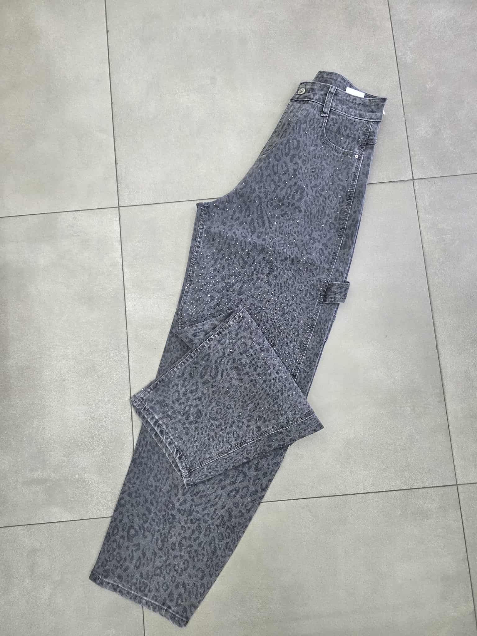 Jeans mod palloncino leopardato con brillantini