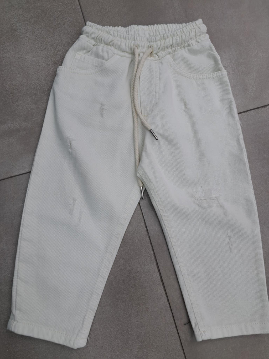 Jeans mod over con piccoli strappi