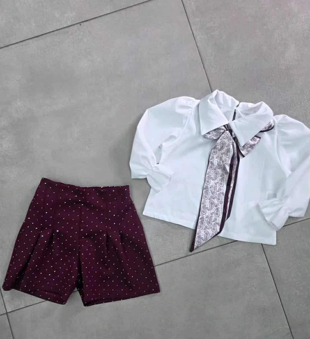 Completo camicia con foulard e shorts con strass