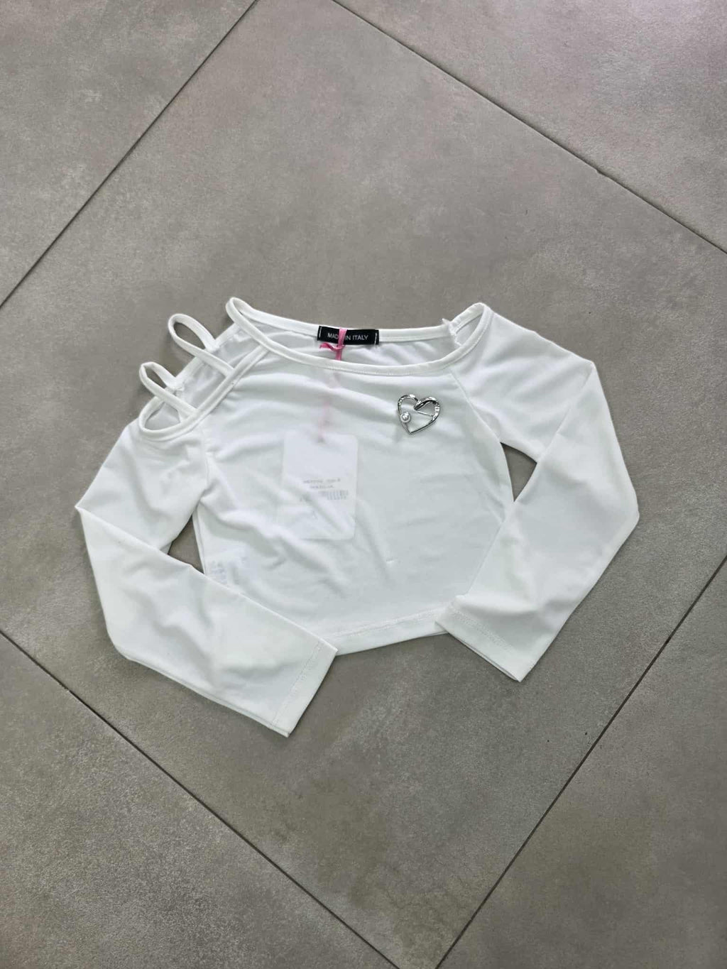 Maglia corta monospala con spilla cuore