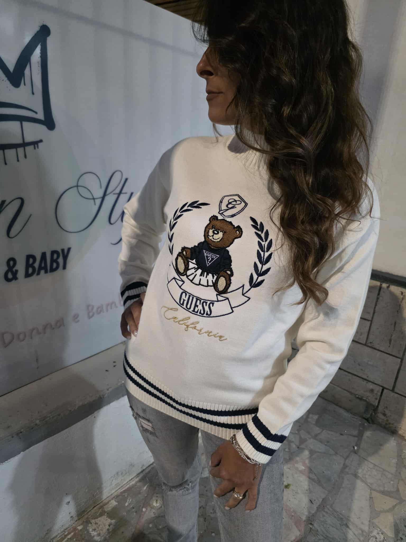 Maglione mezzo collo stampa teddy guess