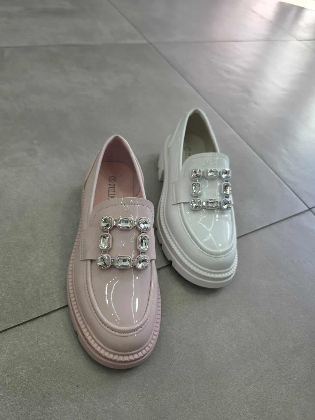 Mocassino lucido con quadrato di strass