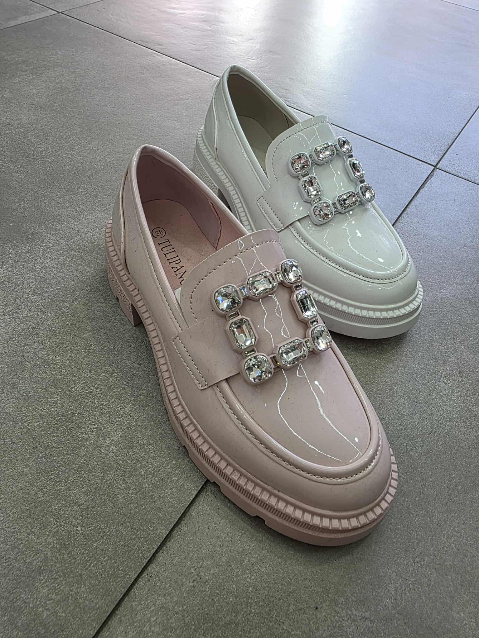 Mocassino lucido con quadrato di strass