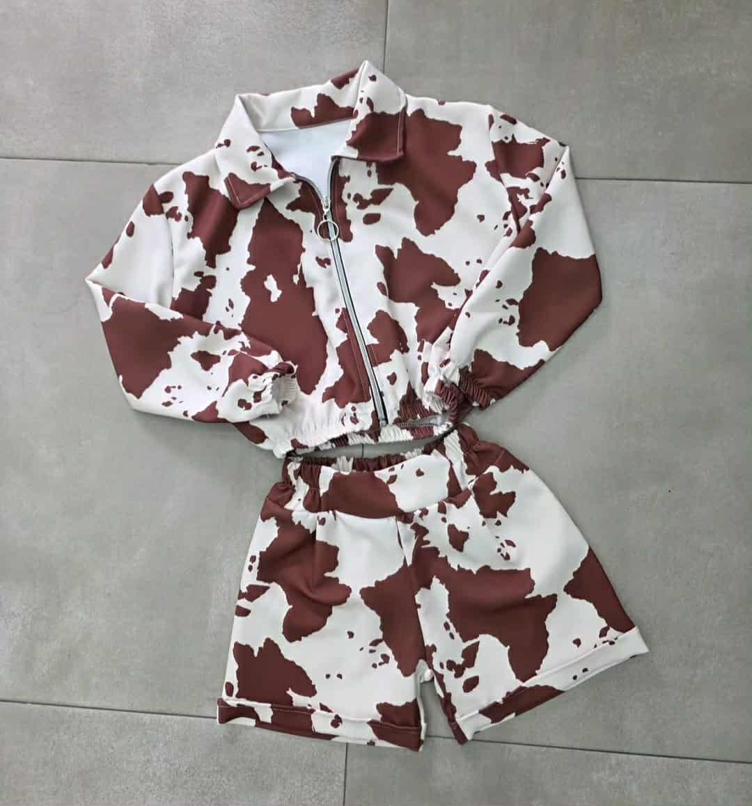 Completo giacchno e shorts fantasia mucca