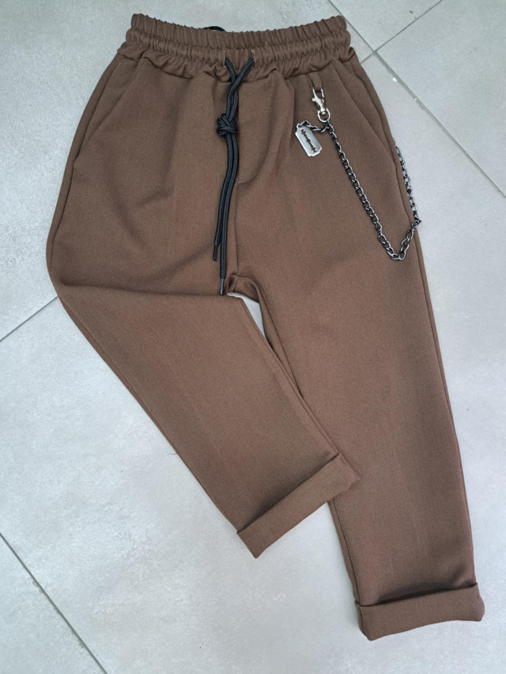 Pantalone con molla e catena laterale