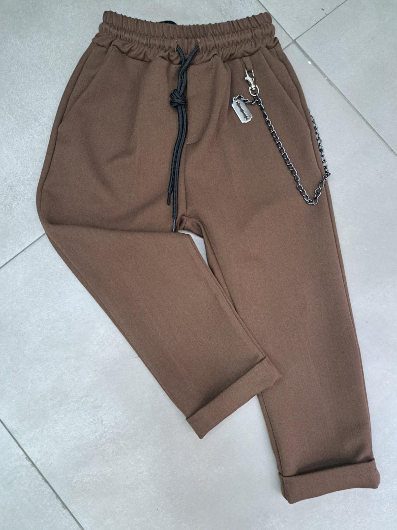 Pantalone con molla e catena laterale