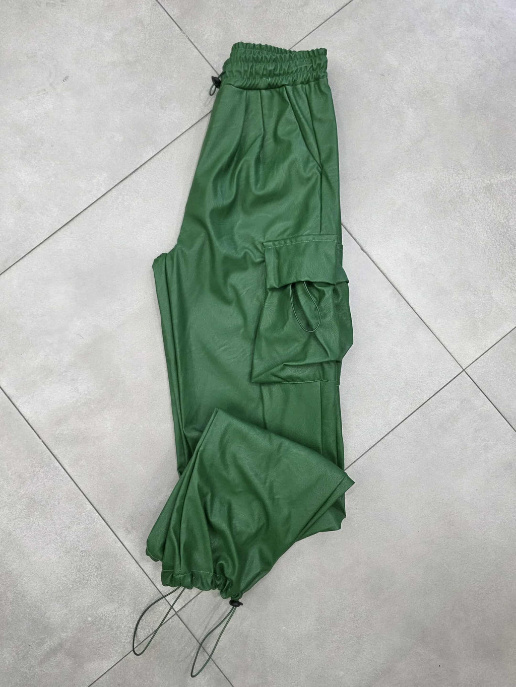 Pantalone ecopelle cargo con molla alla caviglia