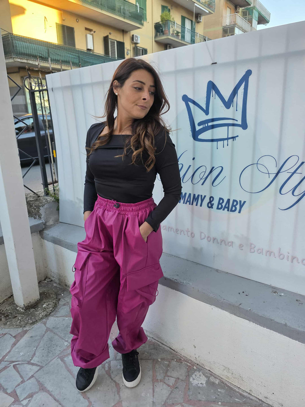 Pantalone ecopelle cargo con molla alla caviglia